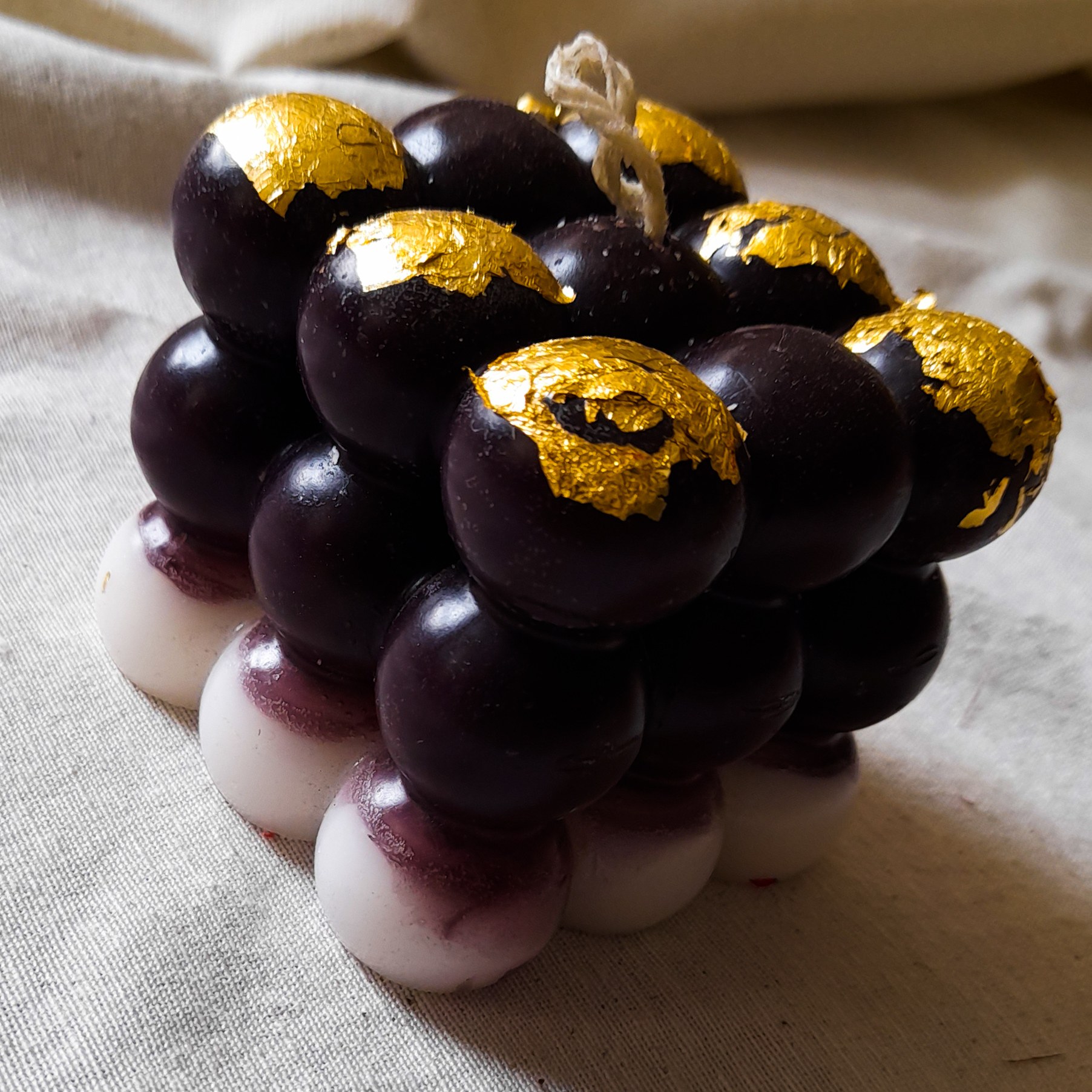 شمع  تزئینی دستساز  مدل روبیک سایز 7×7 با تزئین ورق طلا  گالری زیبا(شکلاتی رنگ ) 