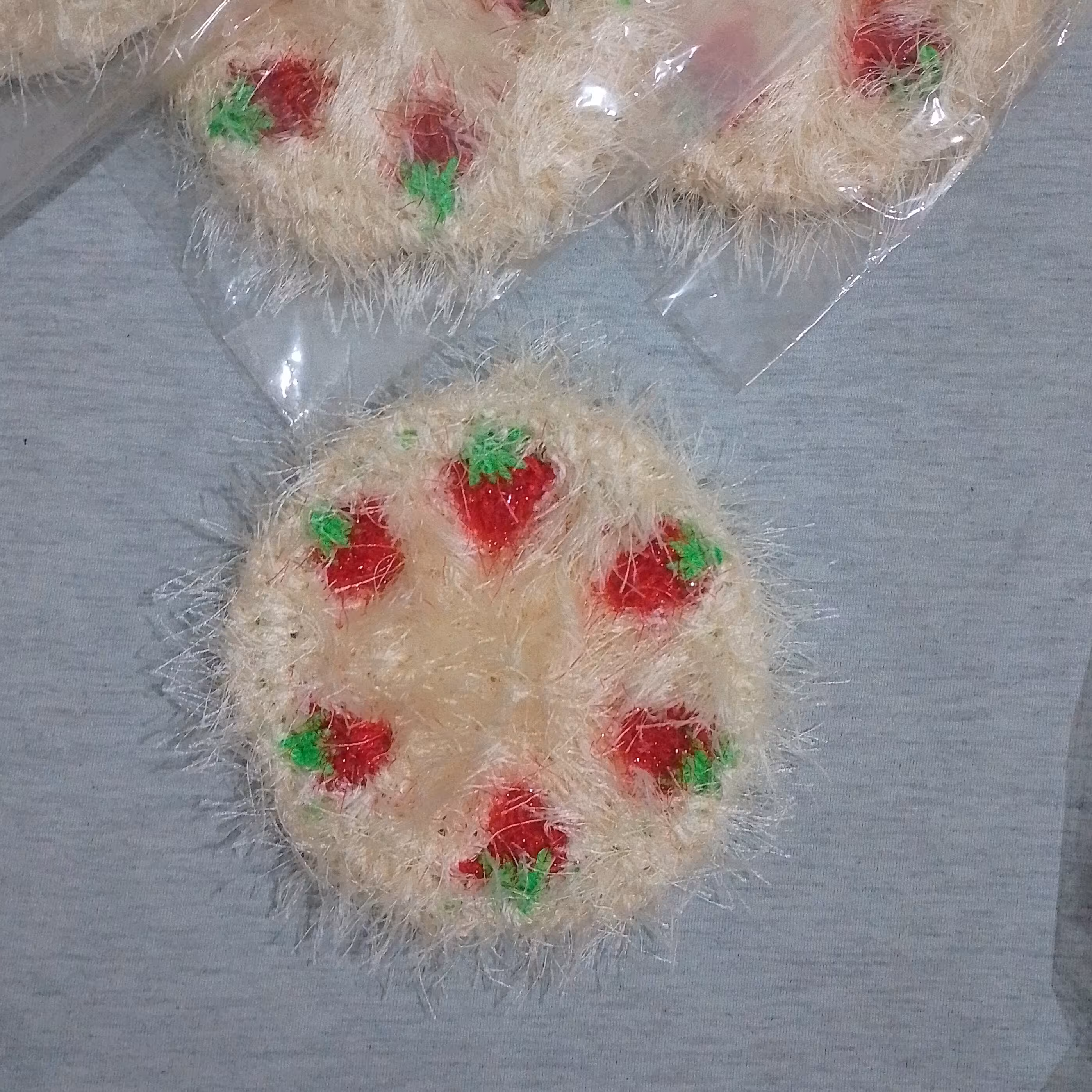 اسکاج بافتنی گرد شیری رنگ ، طرح توت فرنگی آویز دار