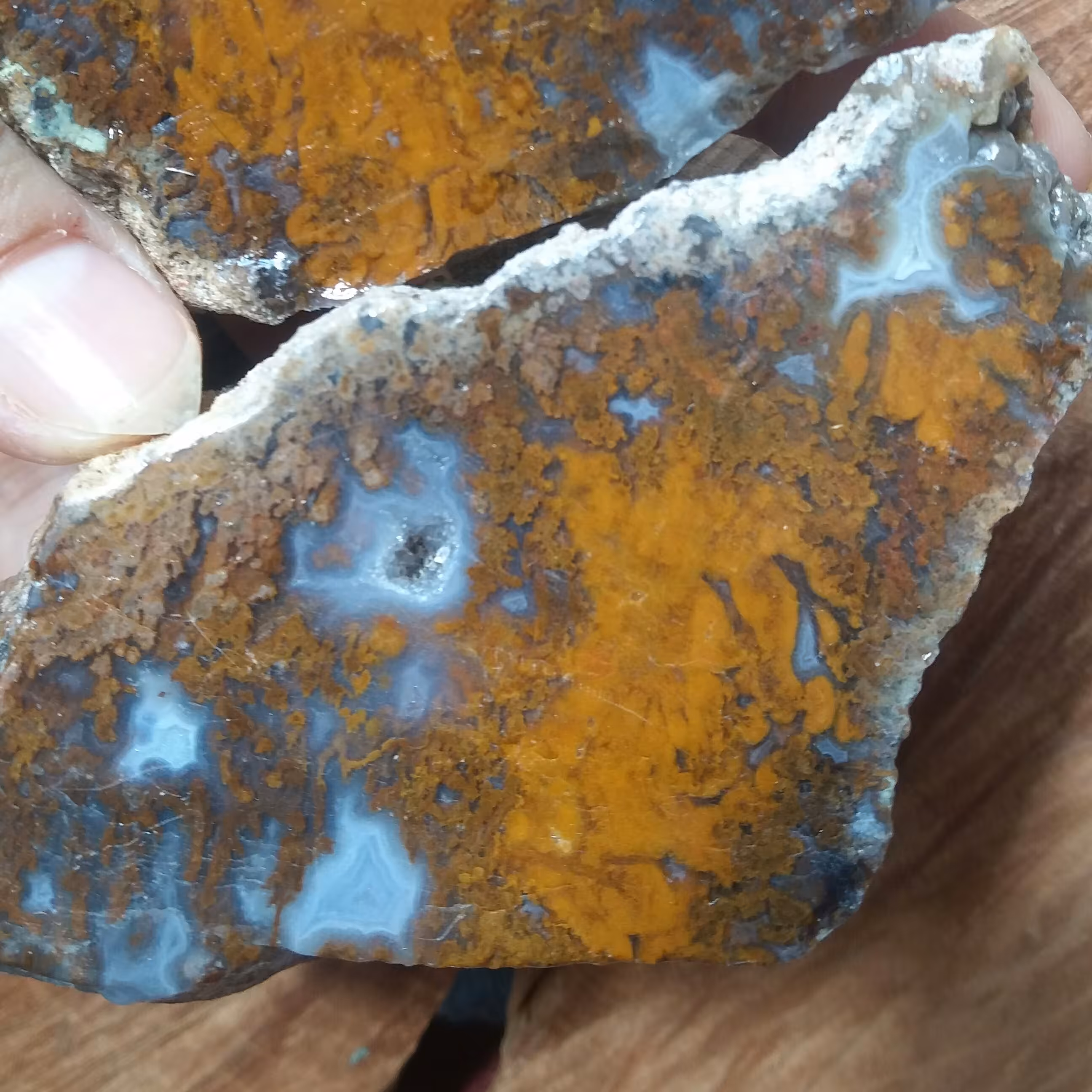 سنگ عقیق اصل منظره پاییزی اصل با خواص بسیار سنگ عقیق مناسب کلکسیون و یا ساخت نگین ترکیب عقیق تاولی و پاییزی  طول6 سانت