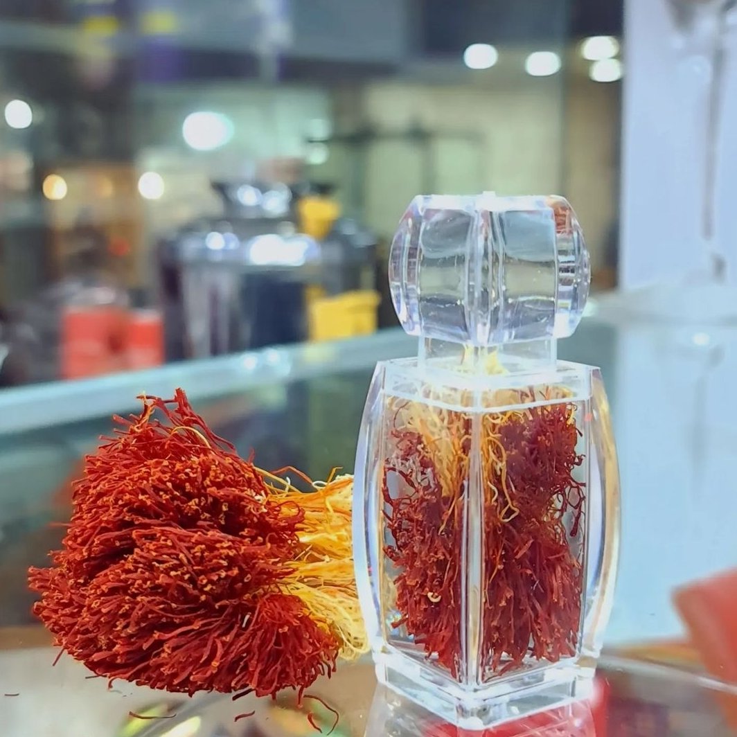 زعفران دخترپیچ کوهستانی نیم مثقالی در ظروف شیشه ای آذین