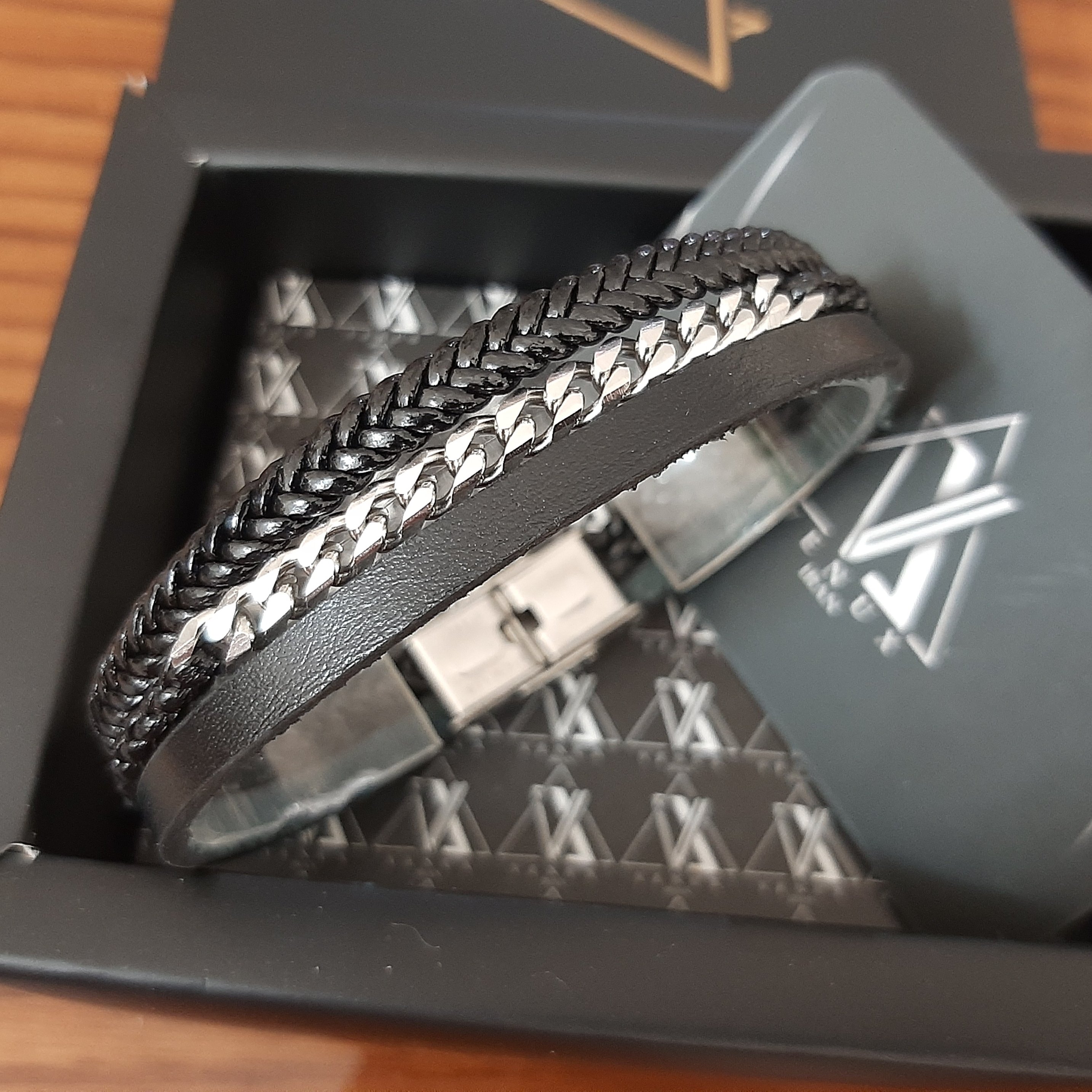 دستبند چرم با پلاک زنجیر کارتیر