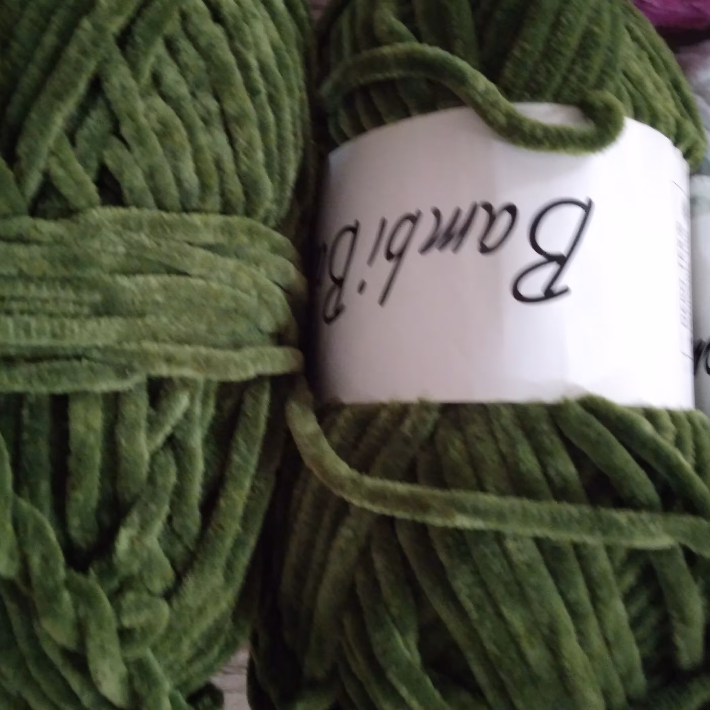 کاموا مخمل رنگ سبز  100 گرم و 200 متر .بدون ریزش