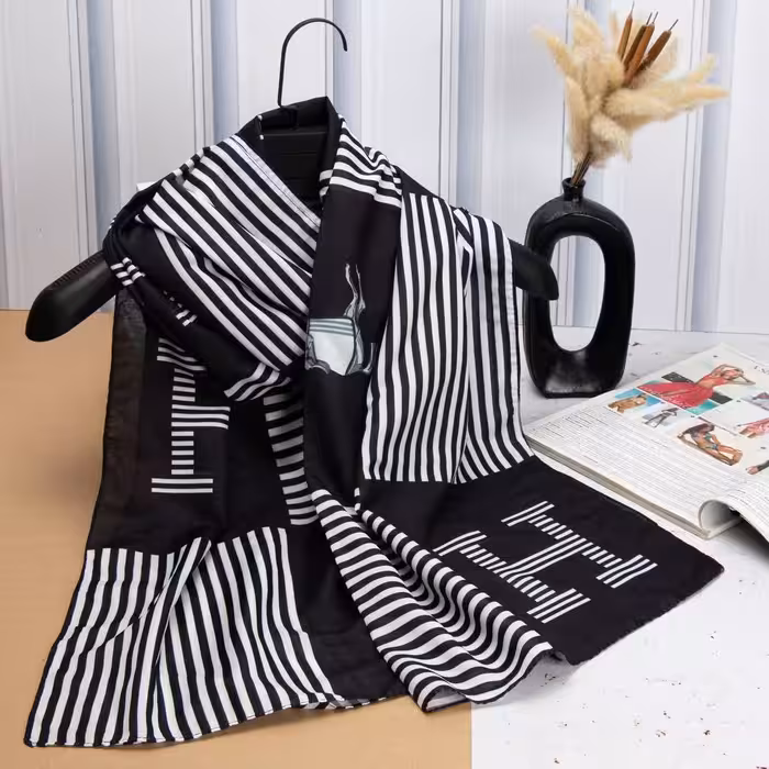 شال سوپر نخ بهاره طرح هرمس راه راه سفید و مشکی ارسال رایگان 