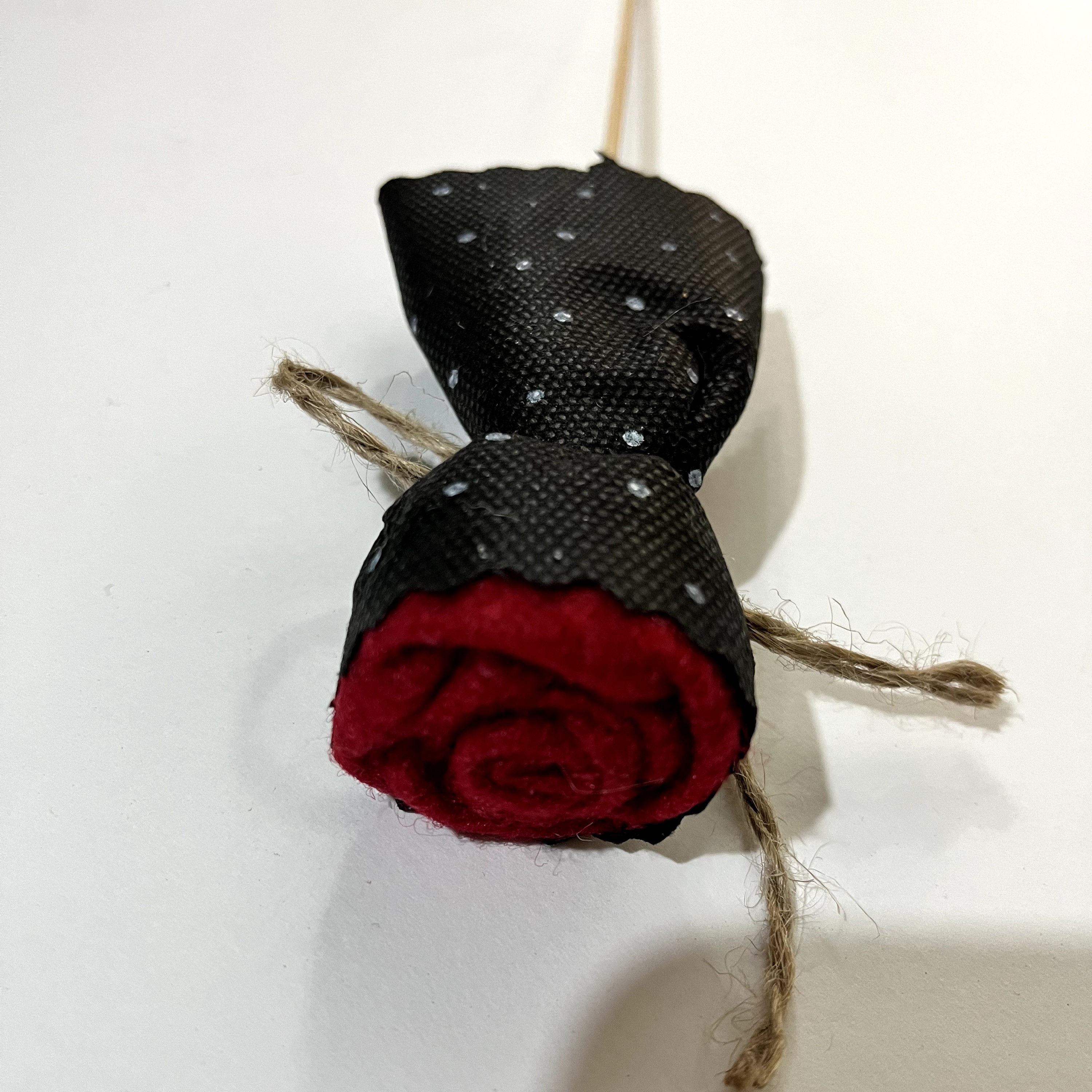 گل نمدی کادویی قرمز با پارچه مشکی