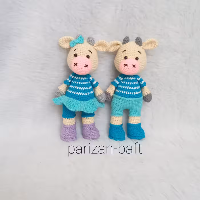 یک جفت  عروسک گاو بامزه ، بافته شده با کاموای ایرانی ، با قد 28 سانت