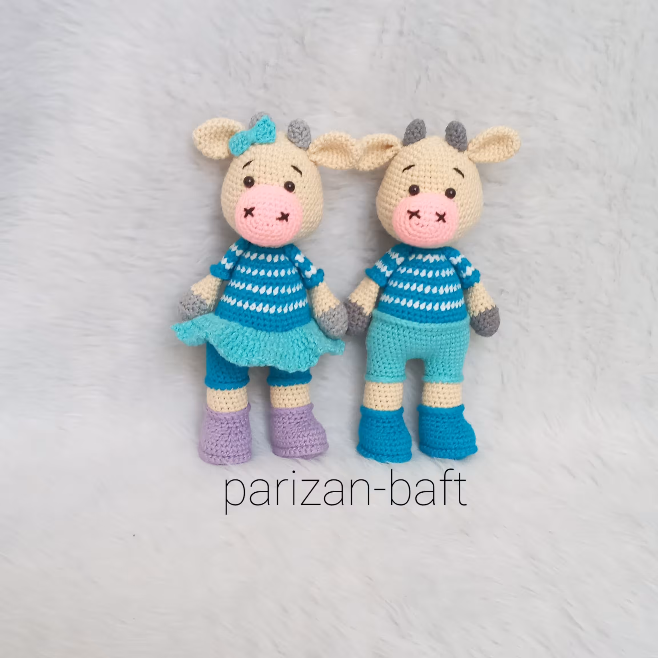 یک جفت  عروسک گاو بامزه ، بافته شده با کاموای ایرانی ، با قد 28 سانت