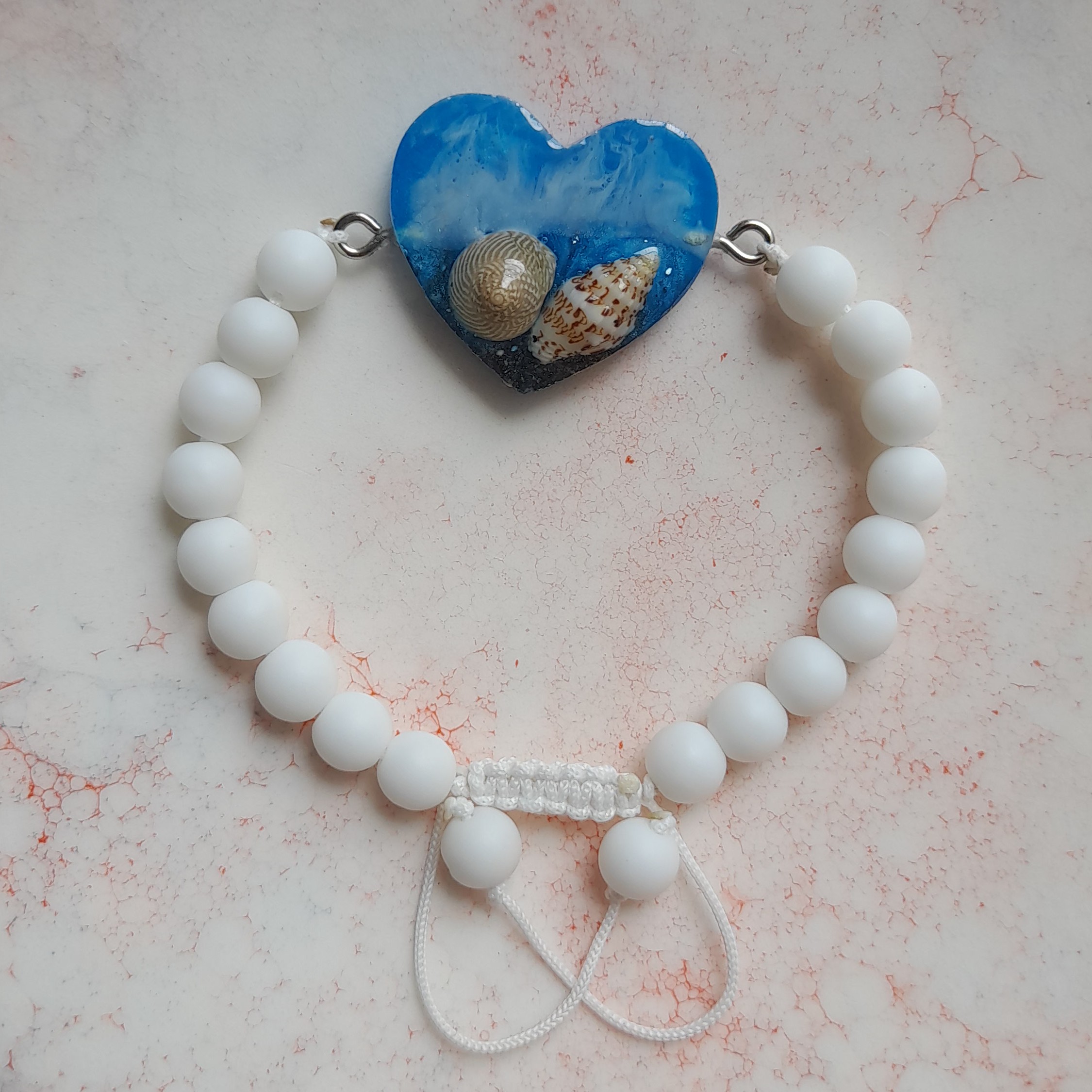 دستبند دریای رزینی با سنگ اونیکس سفید و بند بافت فری سایز 