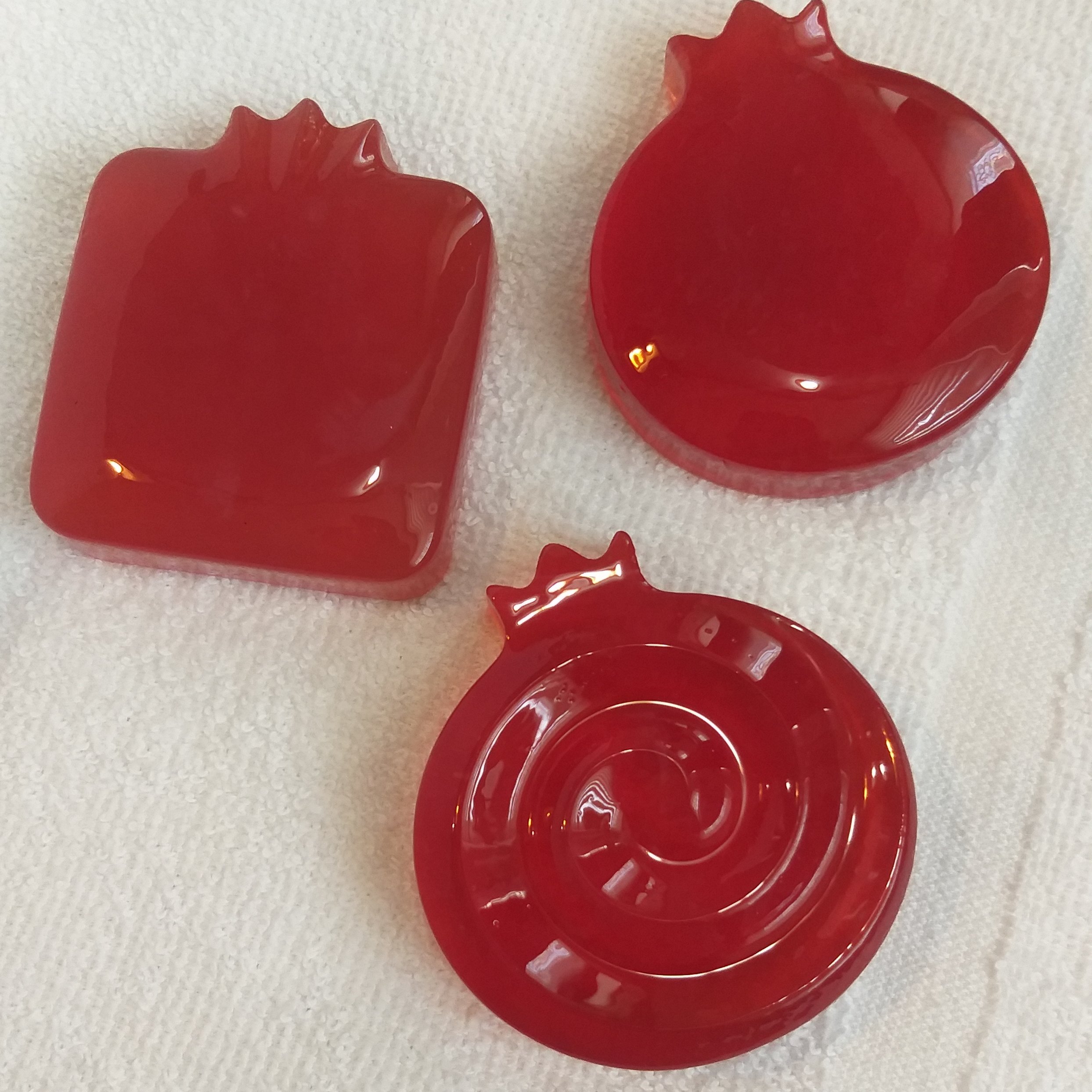 صابون  گلیسیرینه فانتزی شفاف طرح  انار  ( مربعی، پیچ دار، گرد)