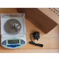 ترازوی آزمایشگاهی سه صفر (0.001) مدل الکترو بالانس همراه محفظه و آدابتور و وزنه کالیبره