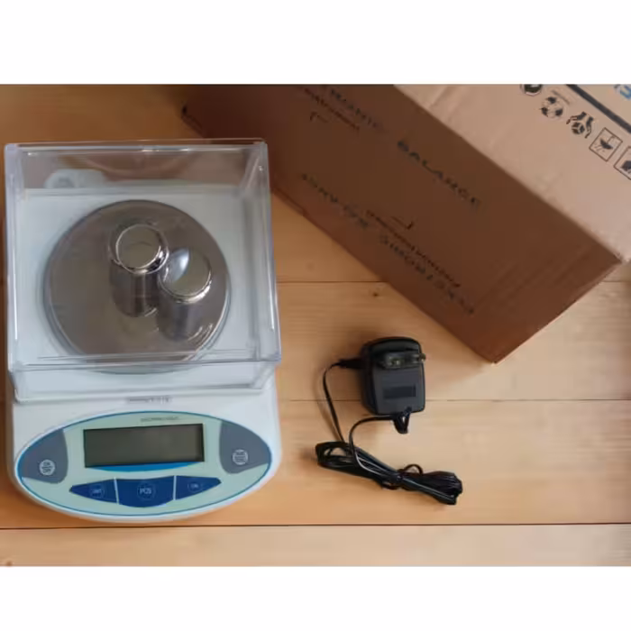 ترازوی آزمایشگاهی سه صفر (0.001) مدل الکترو بالانس همراه محفظه و آدابتور و وزنه کالیبره