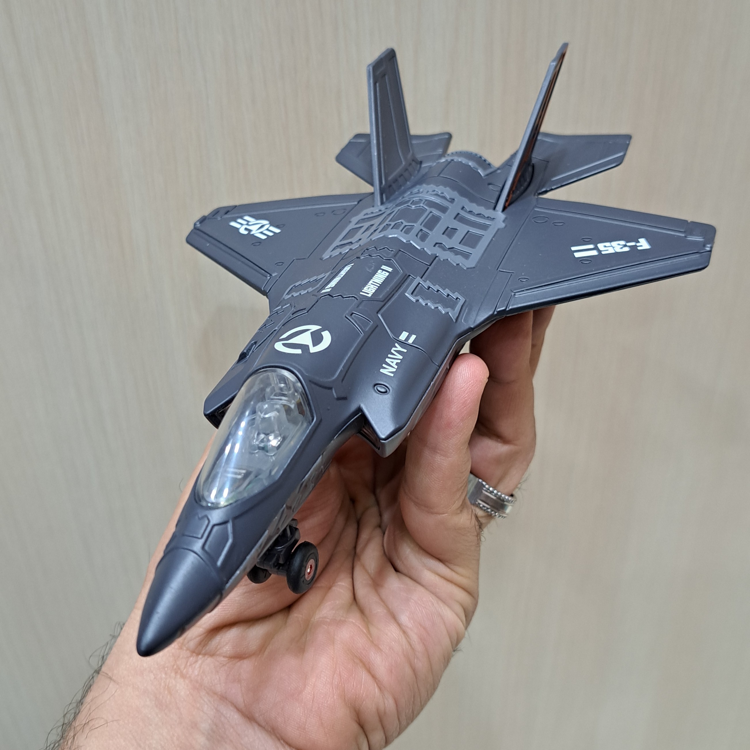 ماکت هواپیما اف F35 فلزی عقب کش صداوچراغ دار طول 22 سانت مقیاس 1.72 بدون جعبه باکیفیت