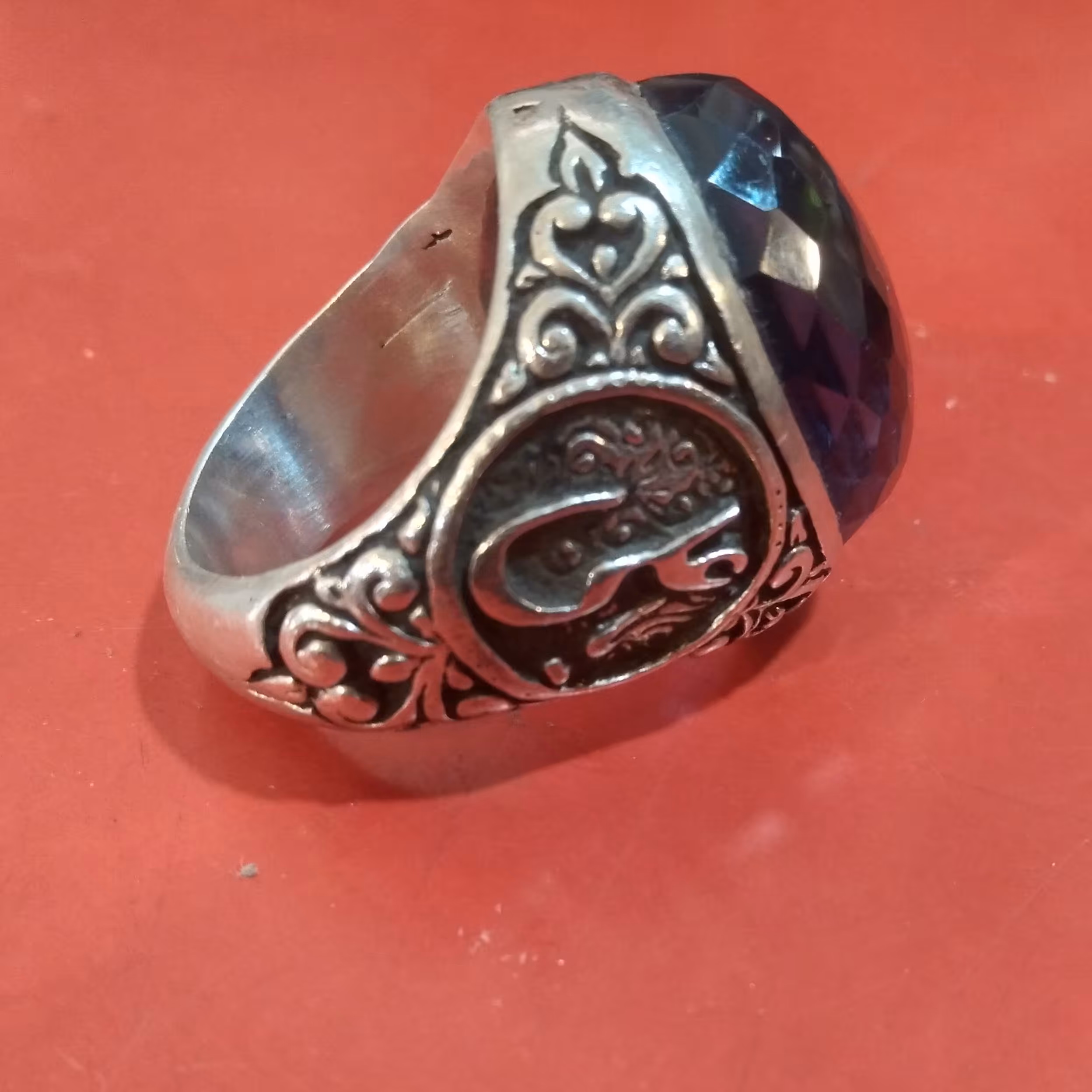 انگشتر توپاز با قلم زنی زیبا