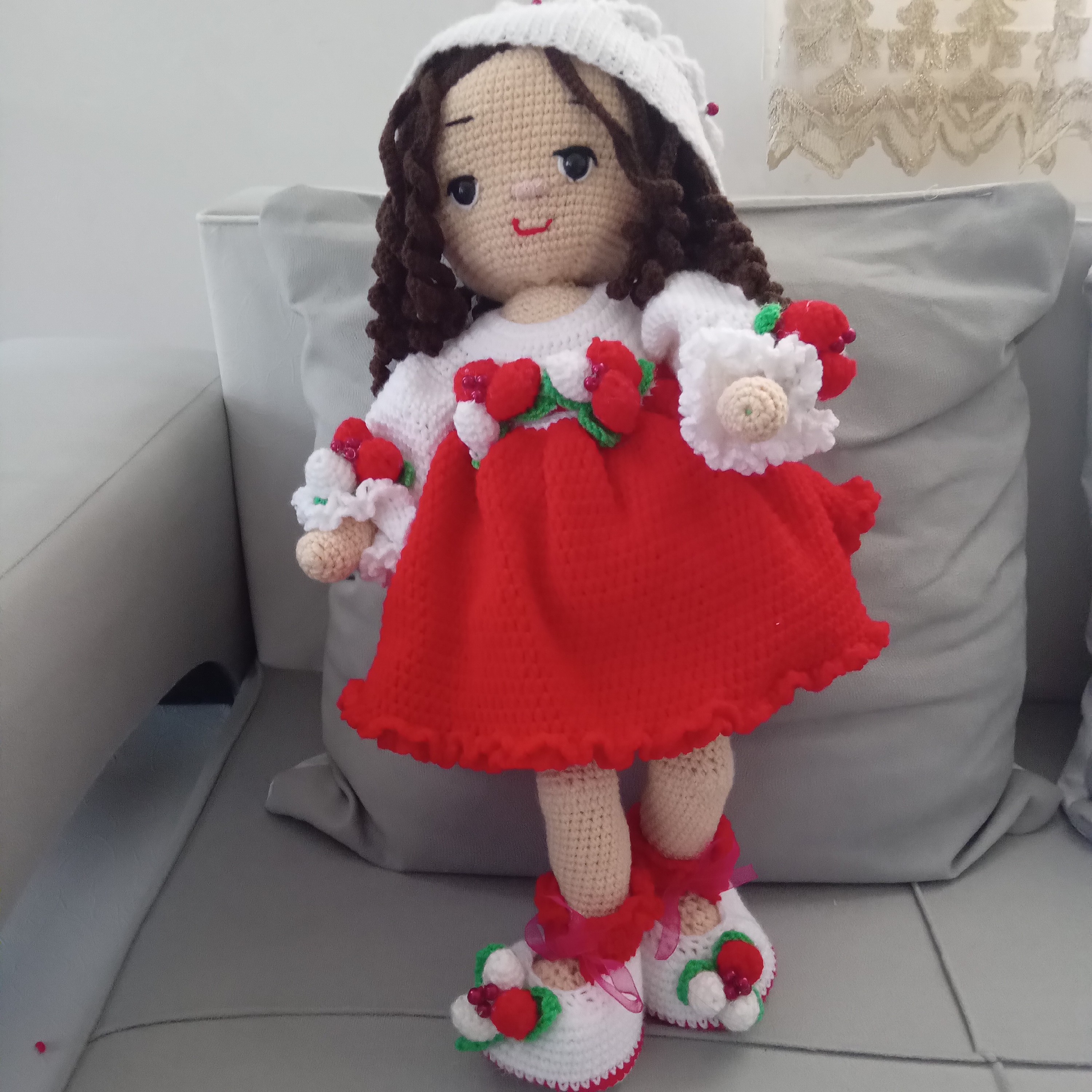 عروسک کاملیا با عرض46 با پیرهن زیبا سرخ سفید وداخل بدن از سیم مفتول الیاف قابل شست وشو