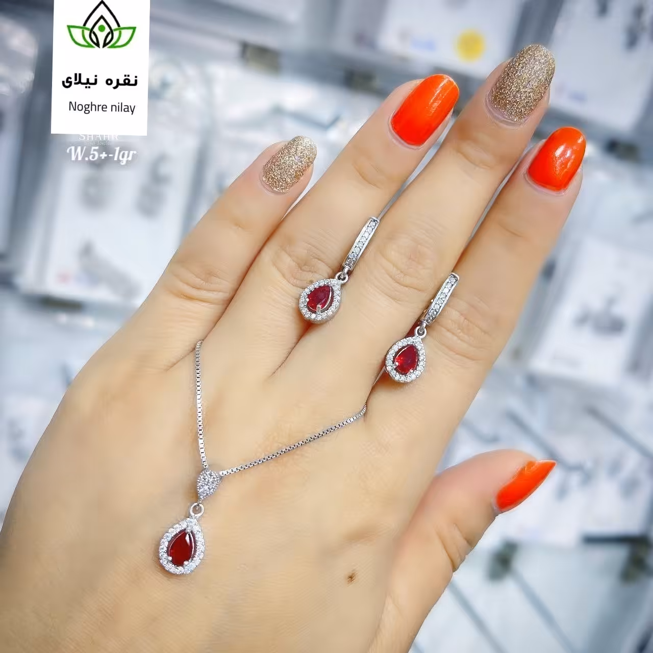 نیم ست  نقره با یاقوت قرمز  همراه با زنجیر   ،عیار 925 .ابکاری طلا  ارائه ی فاکتور معتبر و ارسال  رایگان به سراسر کشور 