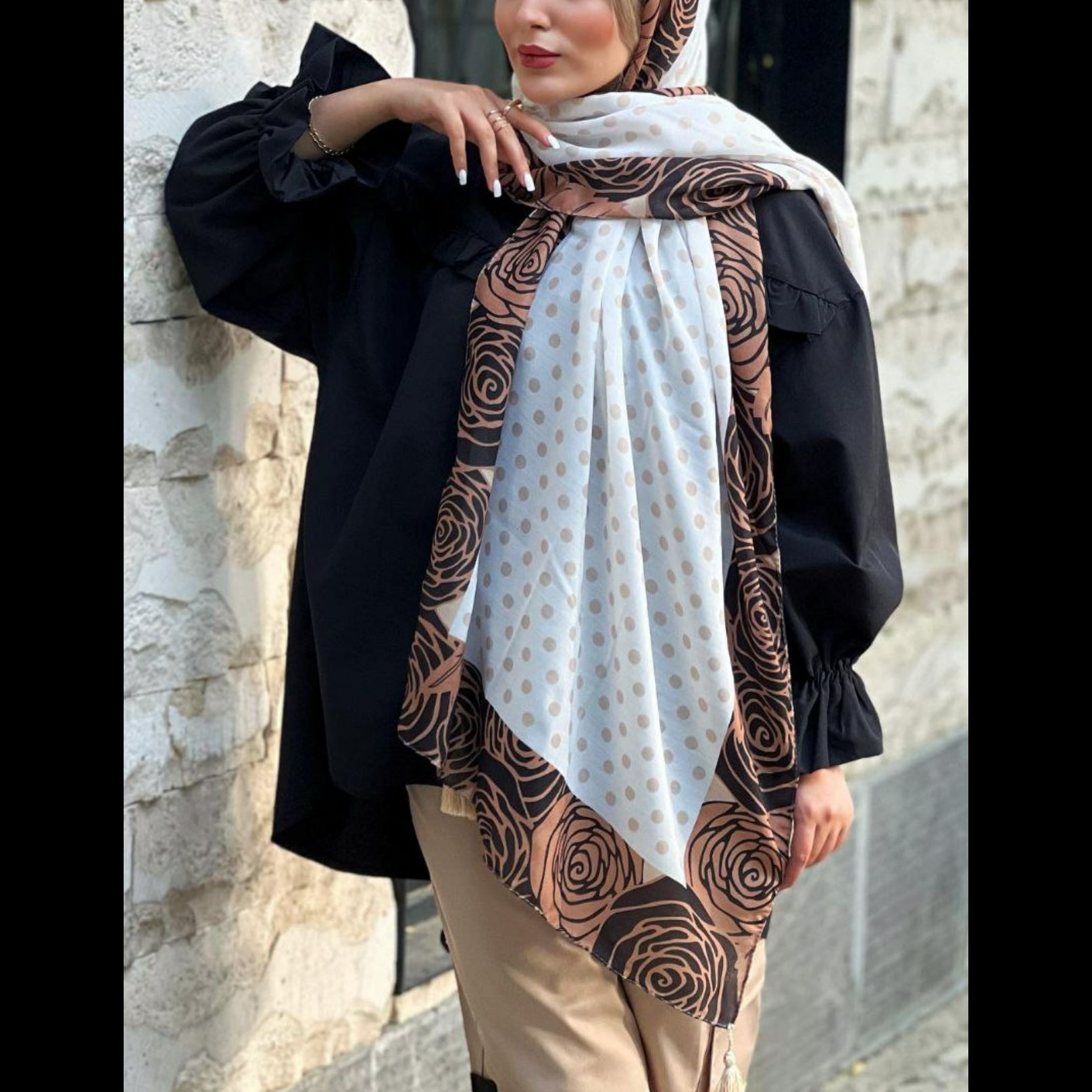 شال سفید قهوه ای حاشیه دار توپی