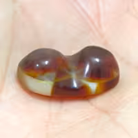 نگین عقیق باباقوری دو کوهان دو چشم قهوه ای اصل معدنی کد4تراش بیضی دامله مناسب انگشتری