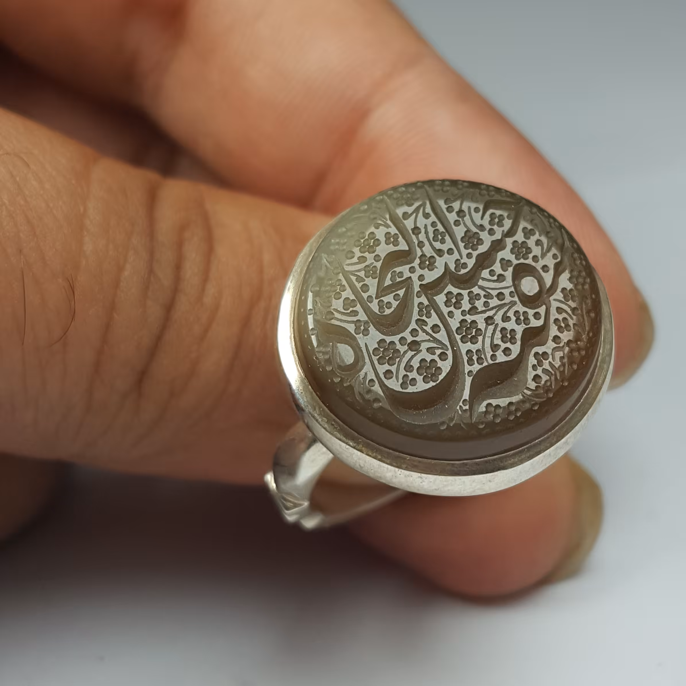 نگین عقیق خوش رنگ 
خط استاد جواد 
حرز امام جواد علیه السلام 
تربت امام حسین علیه السلام زیر نگین 
ابعاد نگین 20 
رکاب دس