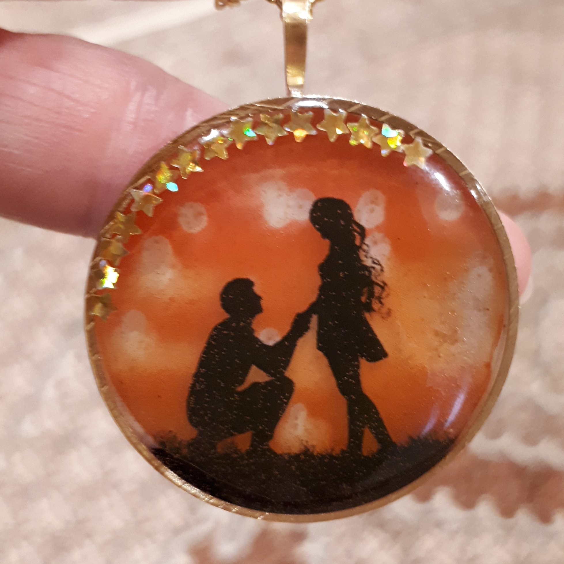 گردنبند رزینی دستساز خانگی و قاب برنجی با زنجیر استیل رنگ ثابت بدون زنجیر 90 هزارتومان