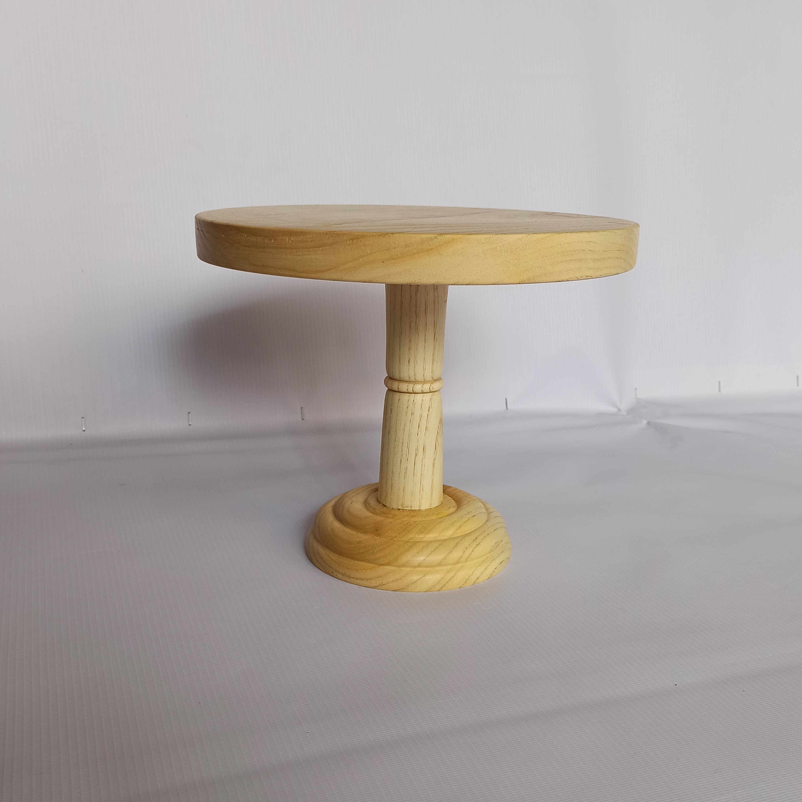 شیرینی خوری چوبی خراطی شده از چوب مرغوب و محکم درخت عرعر