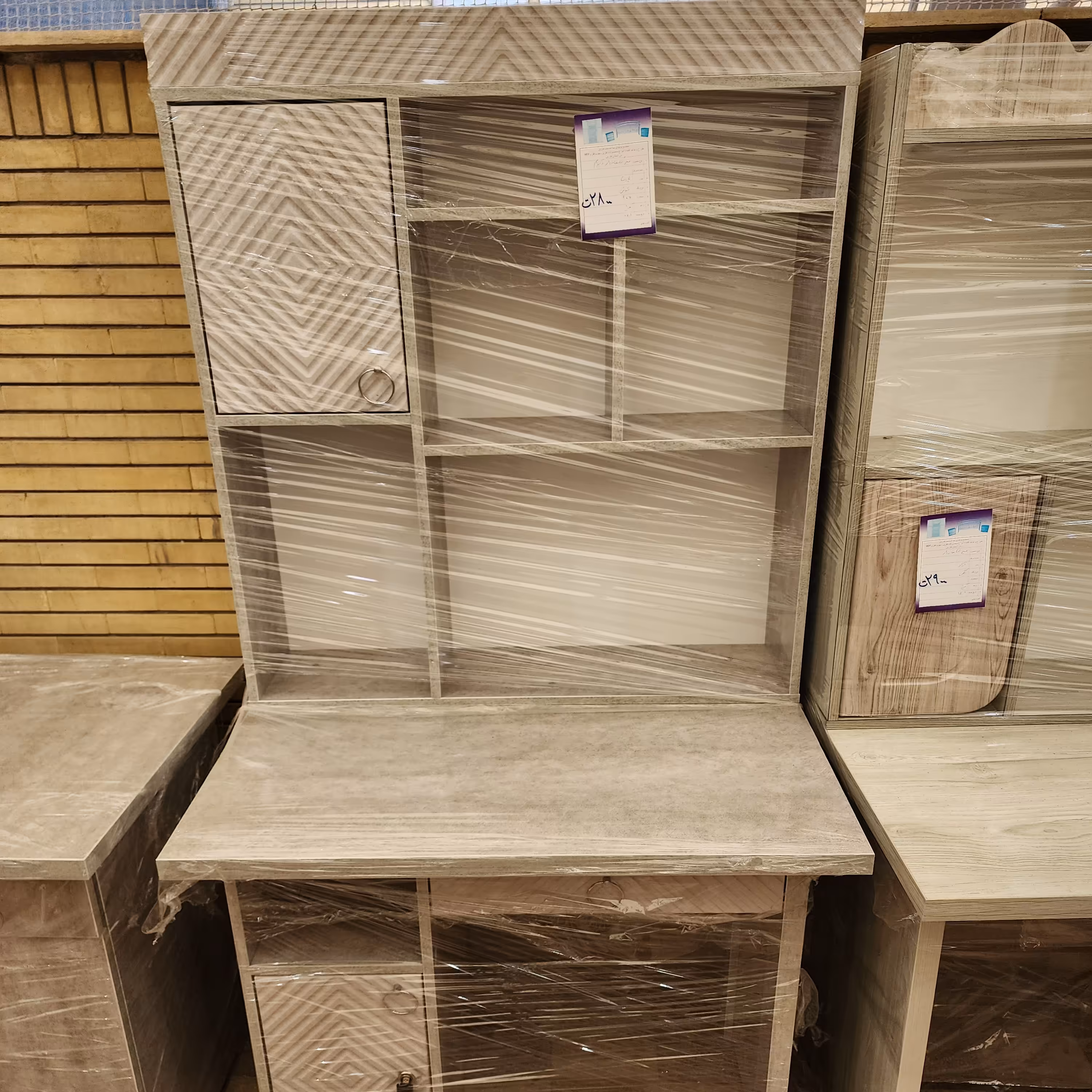 میز تحریر کتابخانه دار