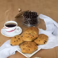 نان شکلاتی دو قلوی مغزدار محصول گروه صنعتی بانی نان در بسته های 2عددی 