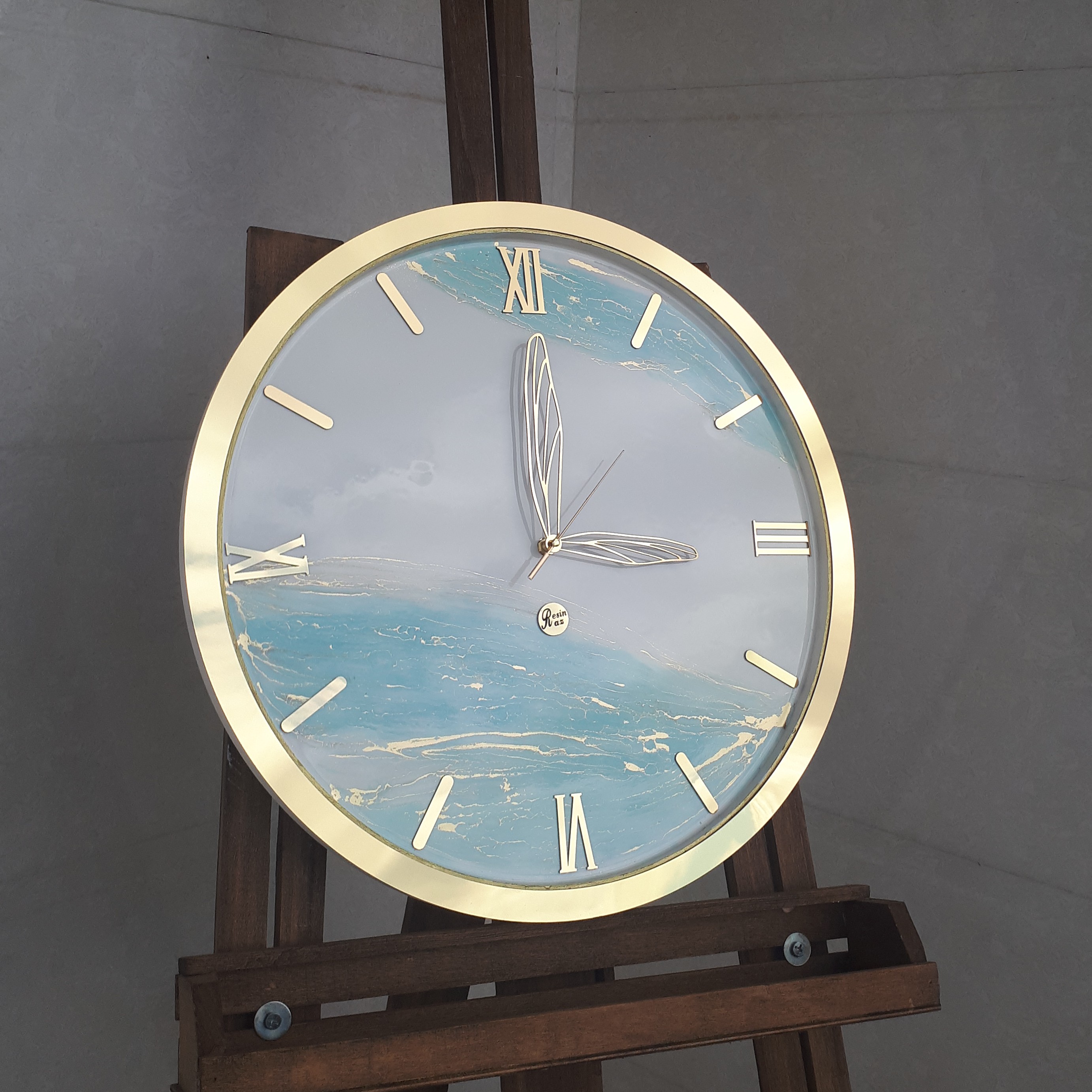 ساعت دیواری طرح روسی قطر 60 تم سفید ابی طلایی موتور ارامگرد بیصدا 