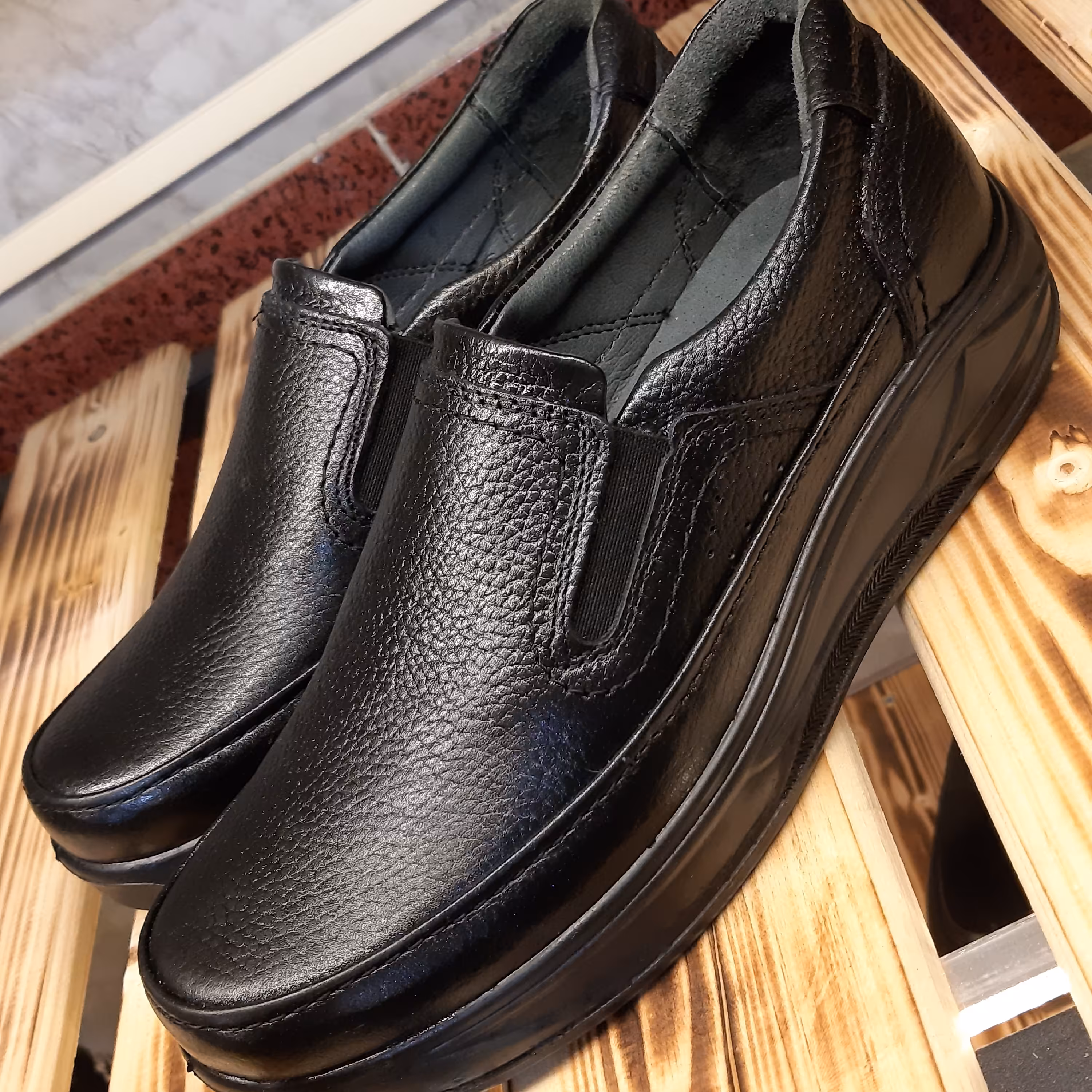 کفش تمام چرم مردانه رویه چرم گاوی آستر چرم بزی کفی چرم بزی زیره پیو بسیار نرم سایز 41 الی 45