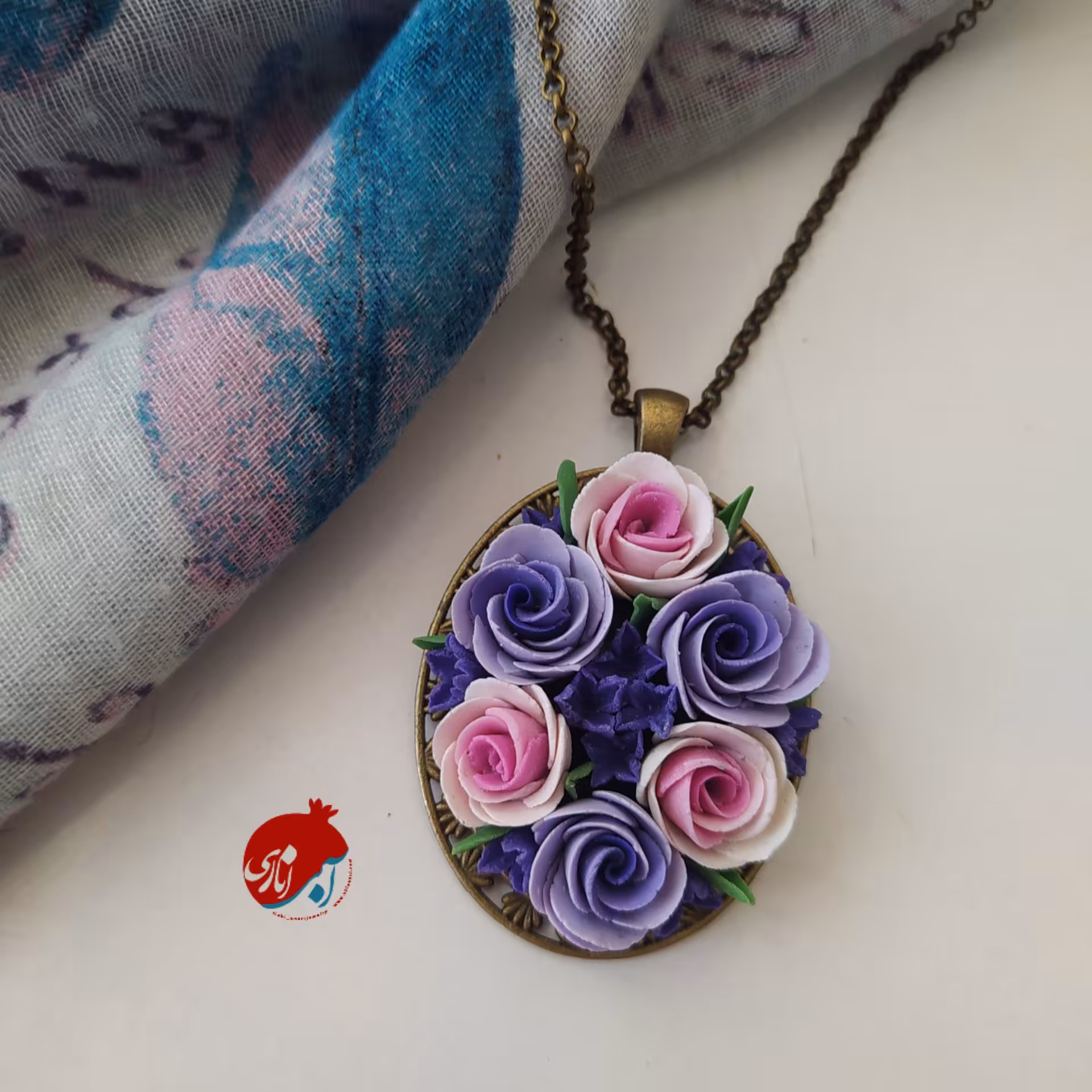 گردنبند رومانتویی ، مدل رز، جنس گل ها خمیر مجسمه سازی و جنس یراق برنج میباشدابعاد آویز 6.4cm، طول زنجیر35cm و قابل تنظیم