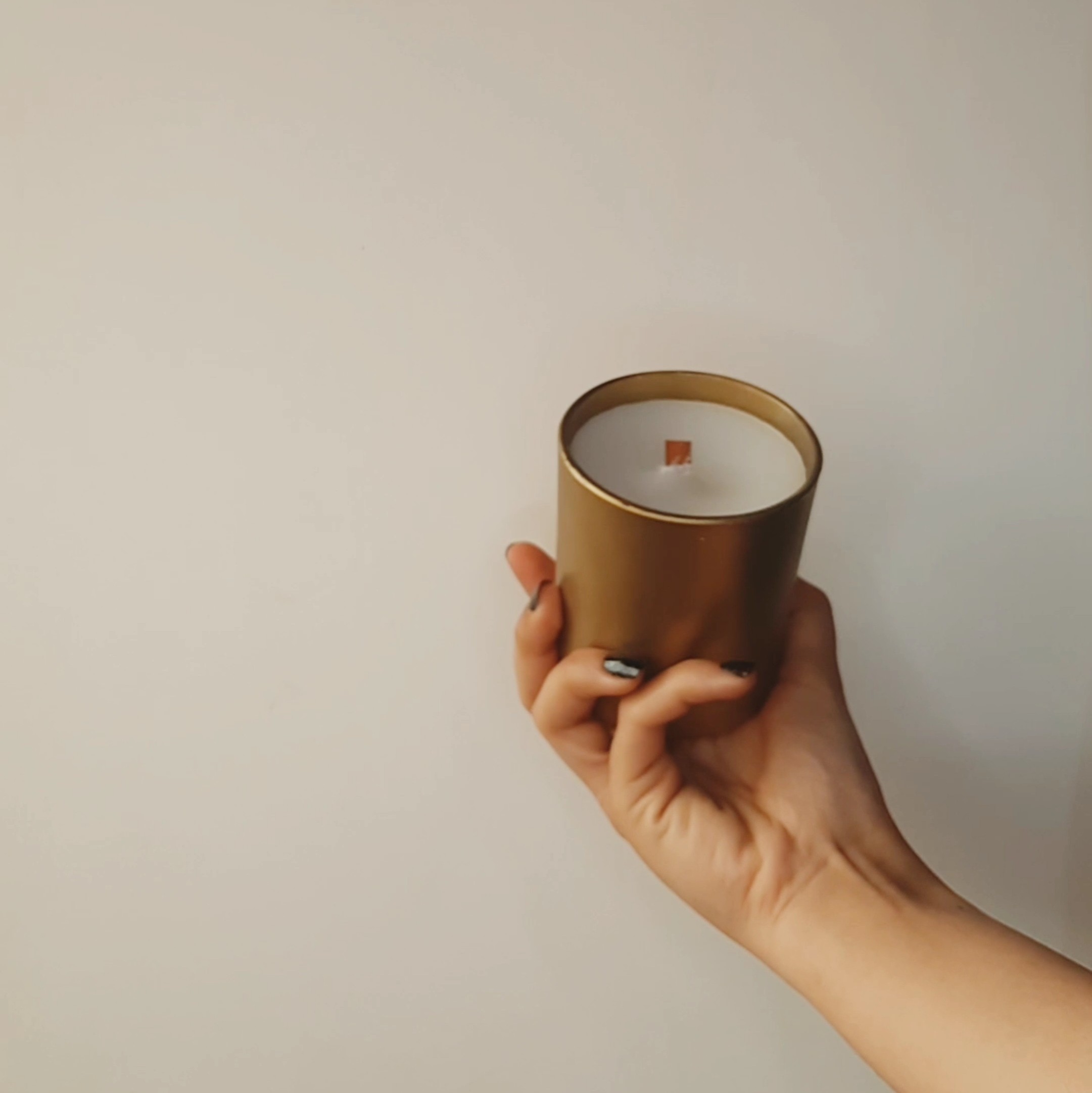 شمع شیشه ای با فیتیله چوبی