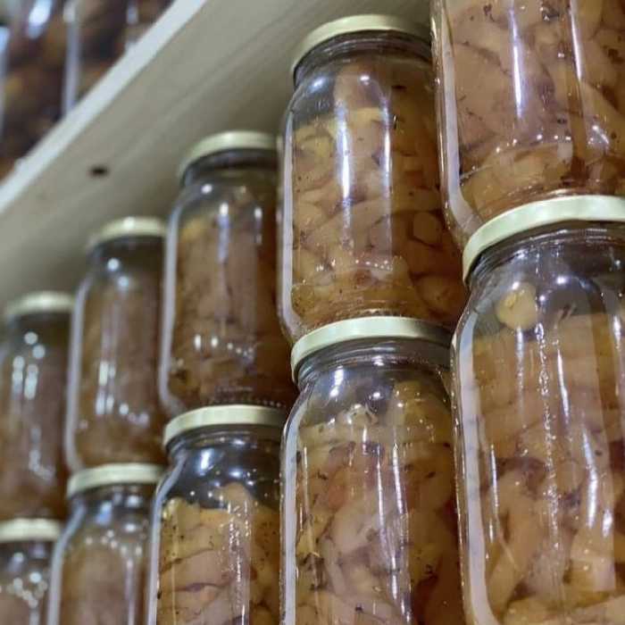 مرباشقاقل جنگلی(ریشه گیاهی با طبع گرم)خونساز و طعمی شبیه به هل و دارچین و زنجبیل مخلوط در شیشه های نیم کیلویی