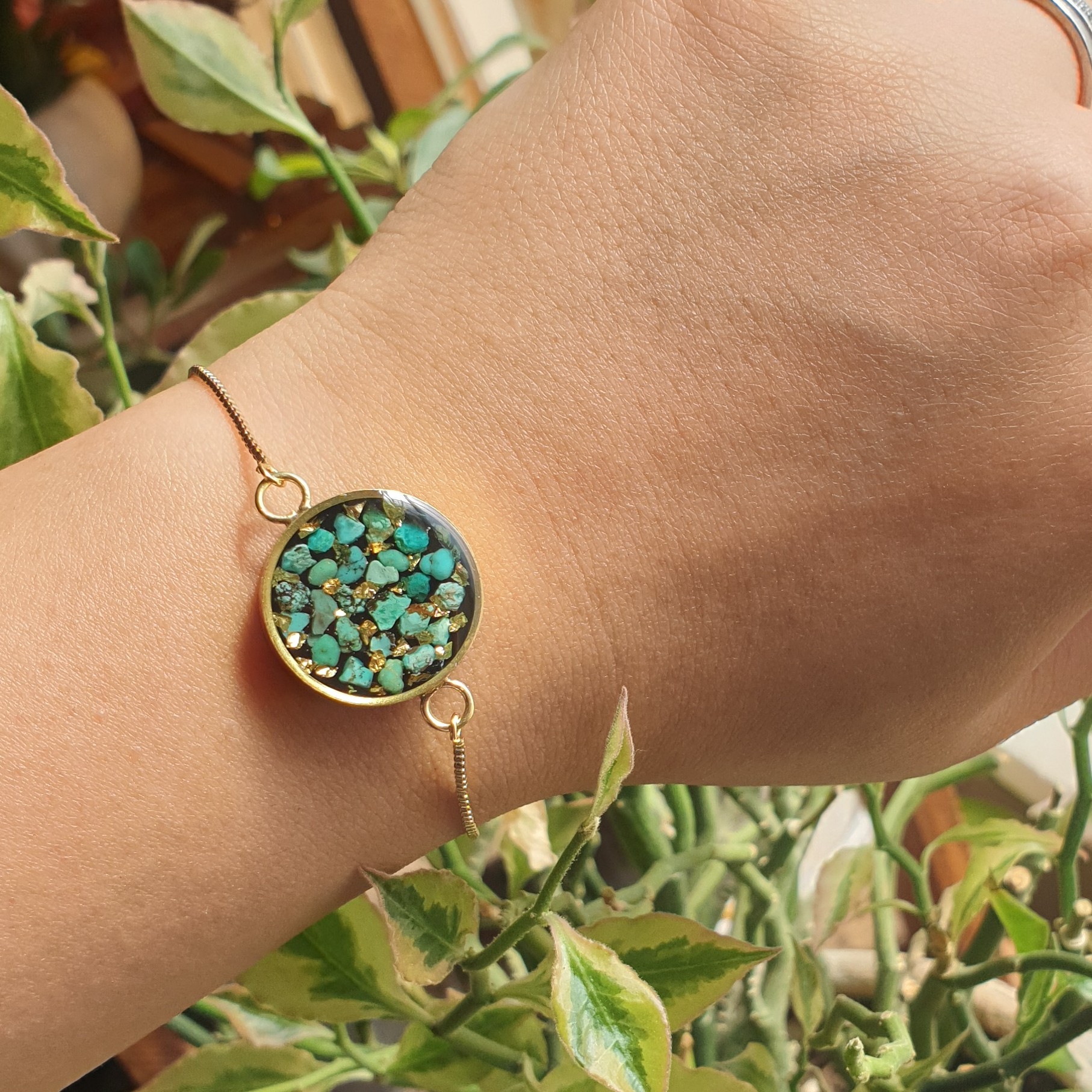 دستبند فیروزه اصل و رزین .قاب و زنجیر استیل