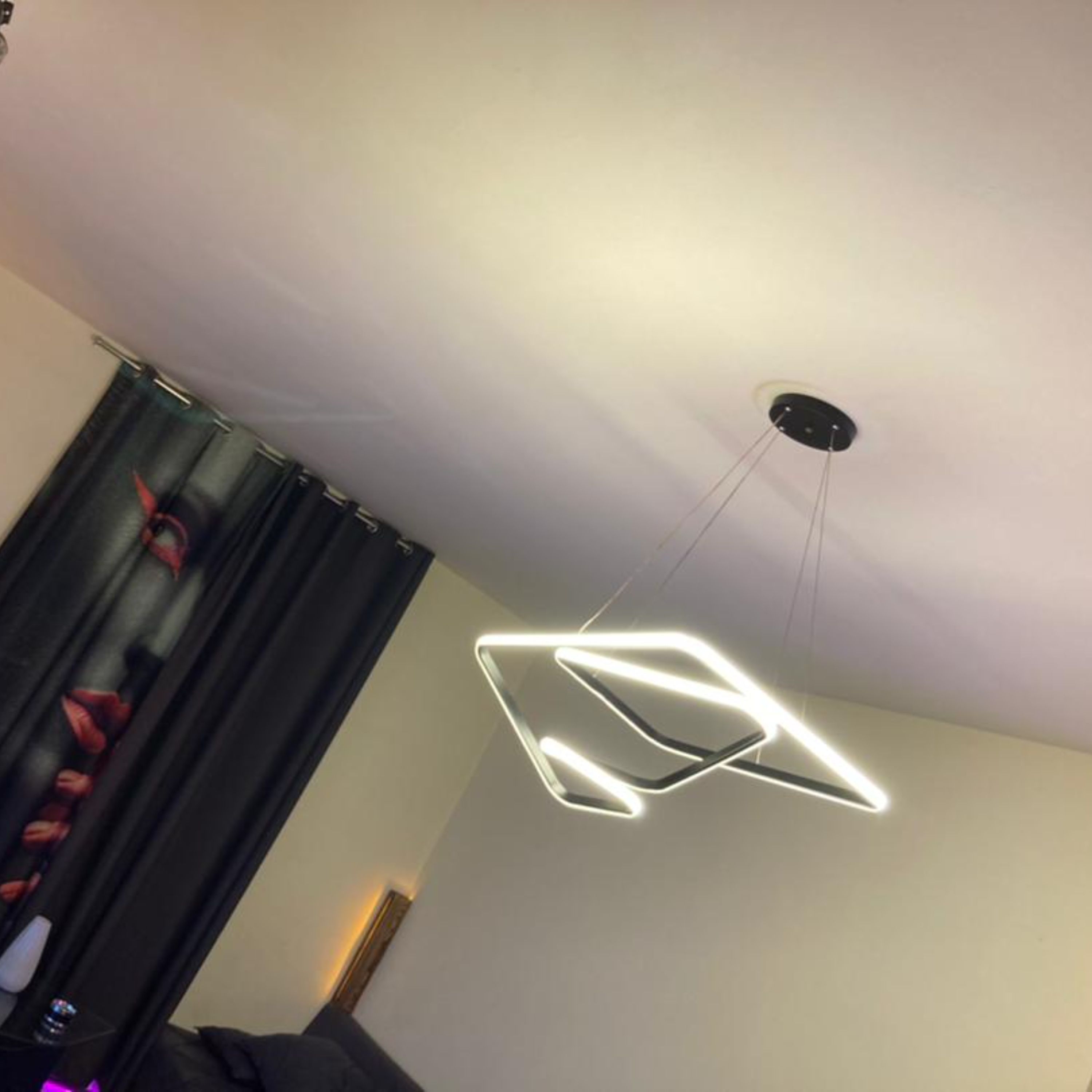 لوستر مدرن طرح مربع پیچ رنگ بدنه مشکی مات نور مهتابی