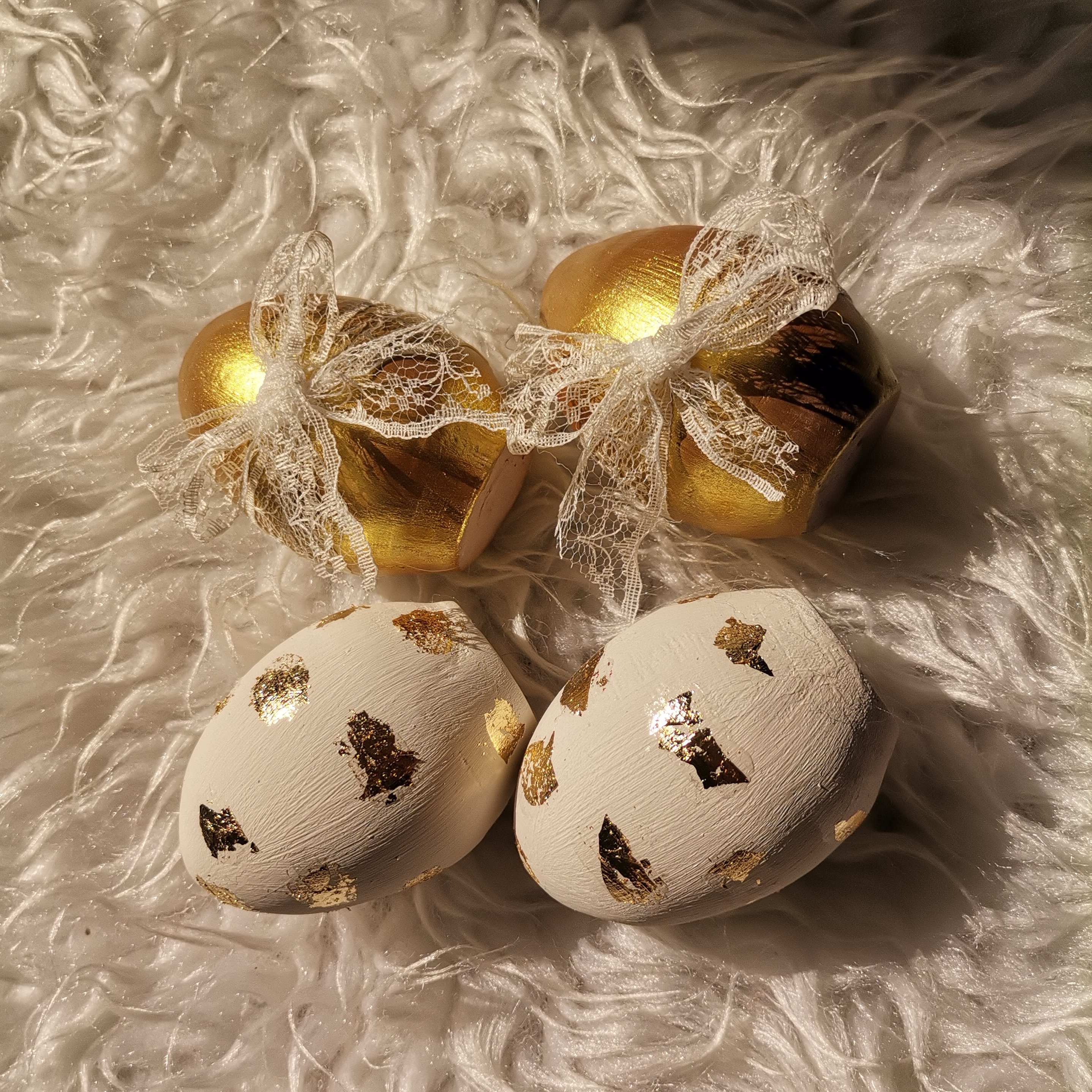 دو عدد تخم مرغ هفتسین دررنگهای طلایی و سفید