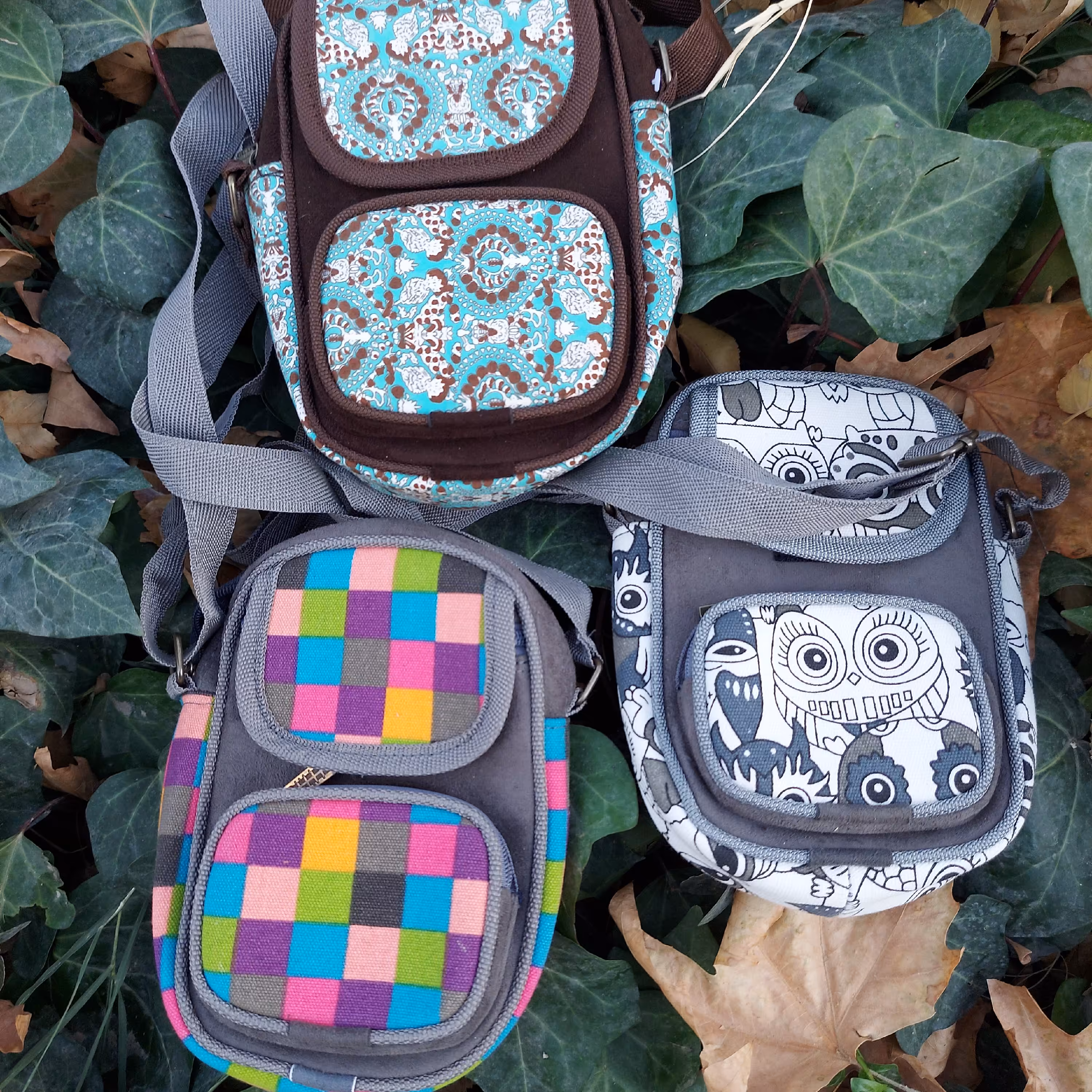 کیف های پاسپورتی در طرح های و رنگهای متنوع و زیبا  کیفیت  و بسیار  کاربردی 