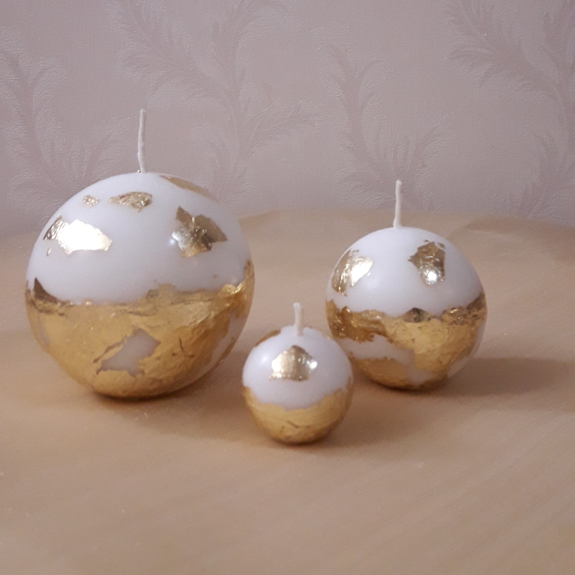 شمع تزئینی گوی در سه سایز سفید و طلایی تزئین شده با ورق طلا بسیار زیبا و مناسب تمام دکورها