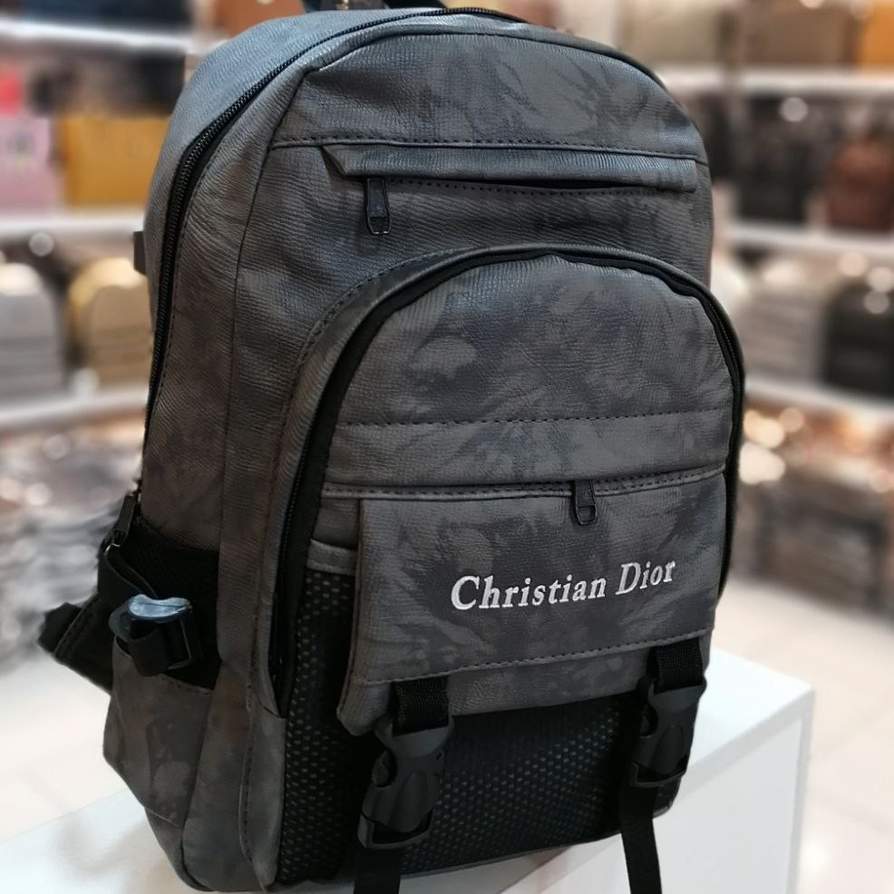 کد  973
کوله فانتزی 
جا دار جنس رویه وآستر خارجی 
سایز 45در35
