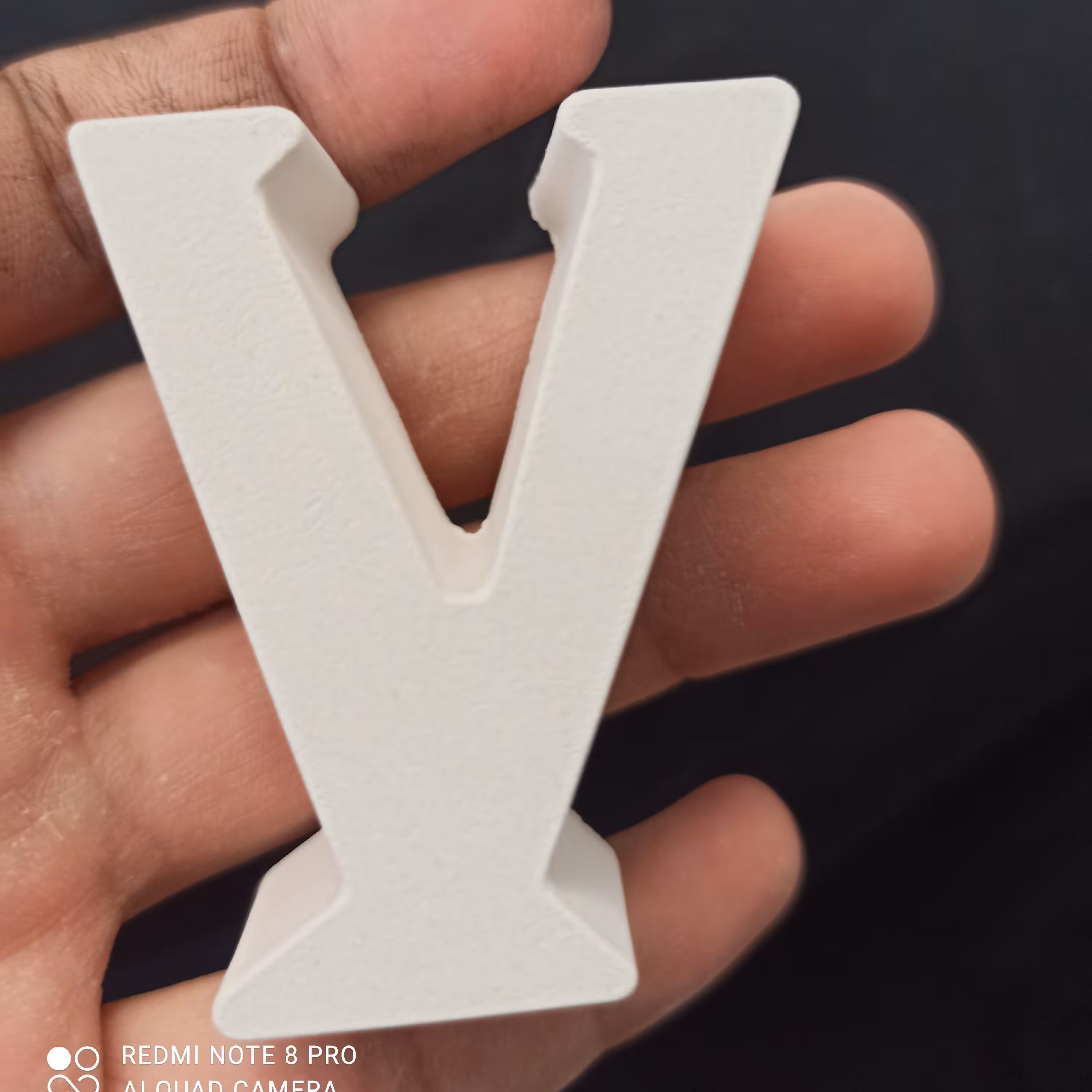 بیس خام حرف V ، فونت رومی بزرگ ، جنس بتنی سنگی ، ضخامت 2 سانتی متر ، ارتفاع 5.5 سانتی متر