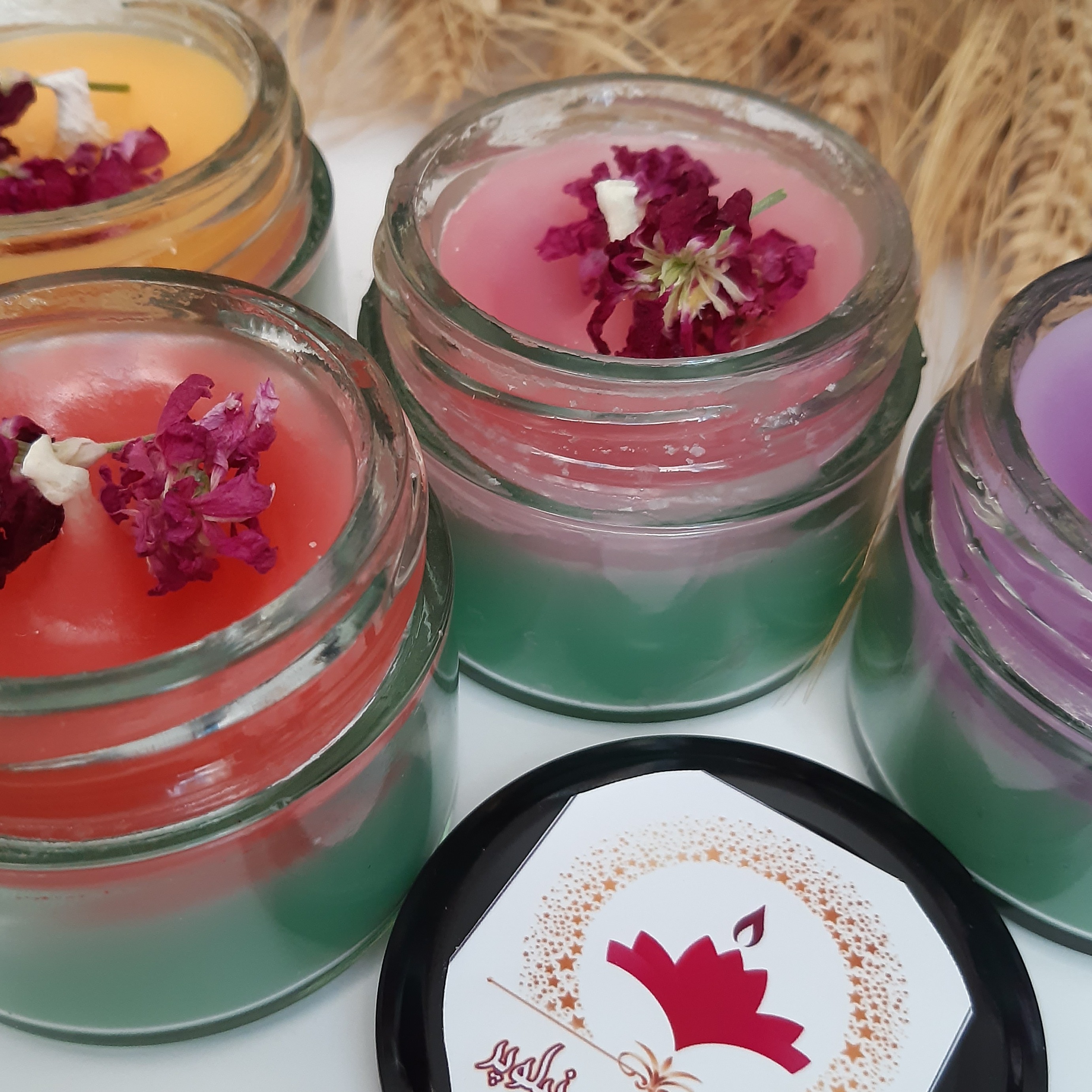 جار شیشه ای با پارافین یک درصد کاملا دست ساز واسانس داربا رنگ های متنوع 