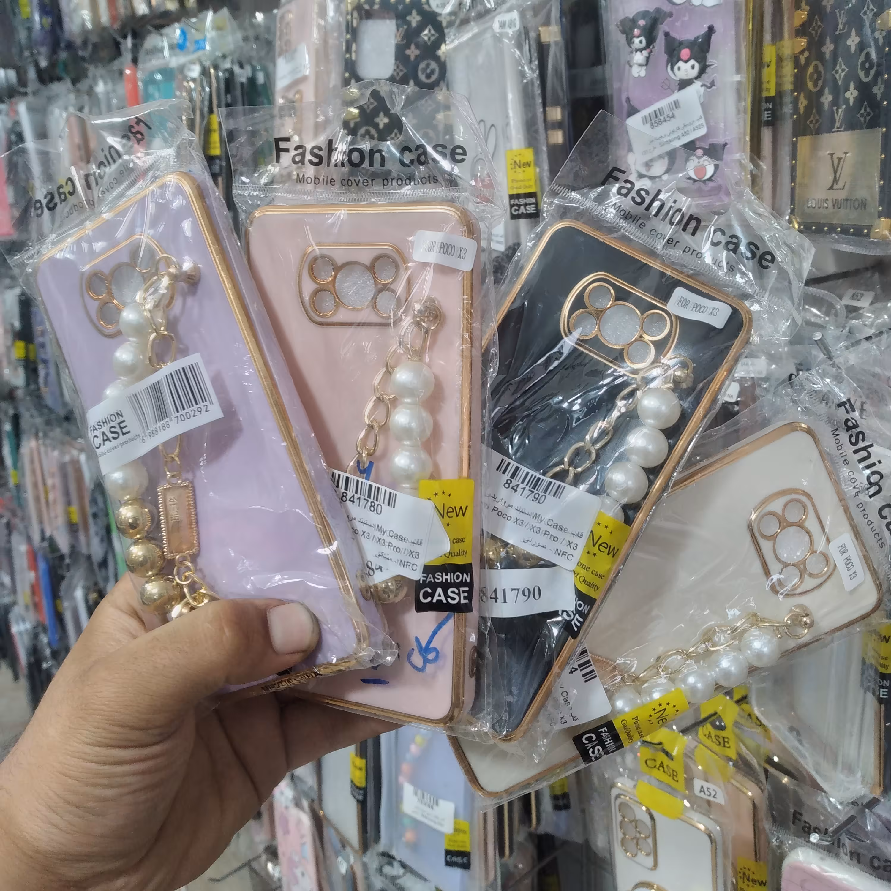 قاب گوشیpocox3proقاب گوشی دستبندی فانتزی مرواریدی موجود ب تمامی گوشی ها