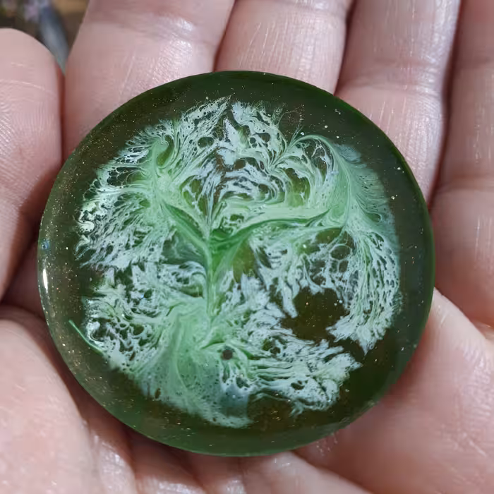 پیکسل سنجاق دار دایره ای طرح ابر و بادی با زمینه ی سبز قابل تبدیل به جاکلیدی