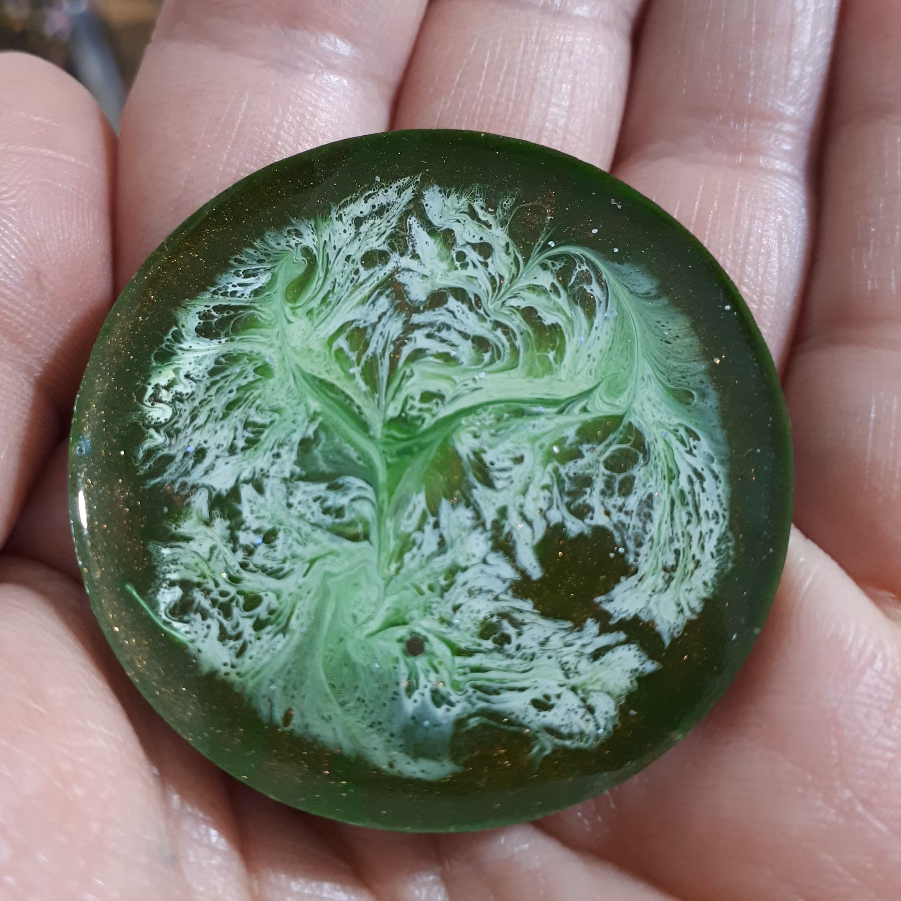 پیکسل سنجاق دار دایره ای طرح ابر و بادی با زمینه ی سبز قابل تبدیل به جاکلیدی