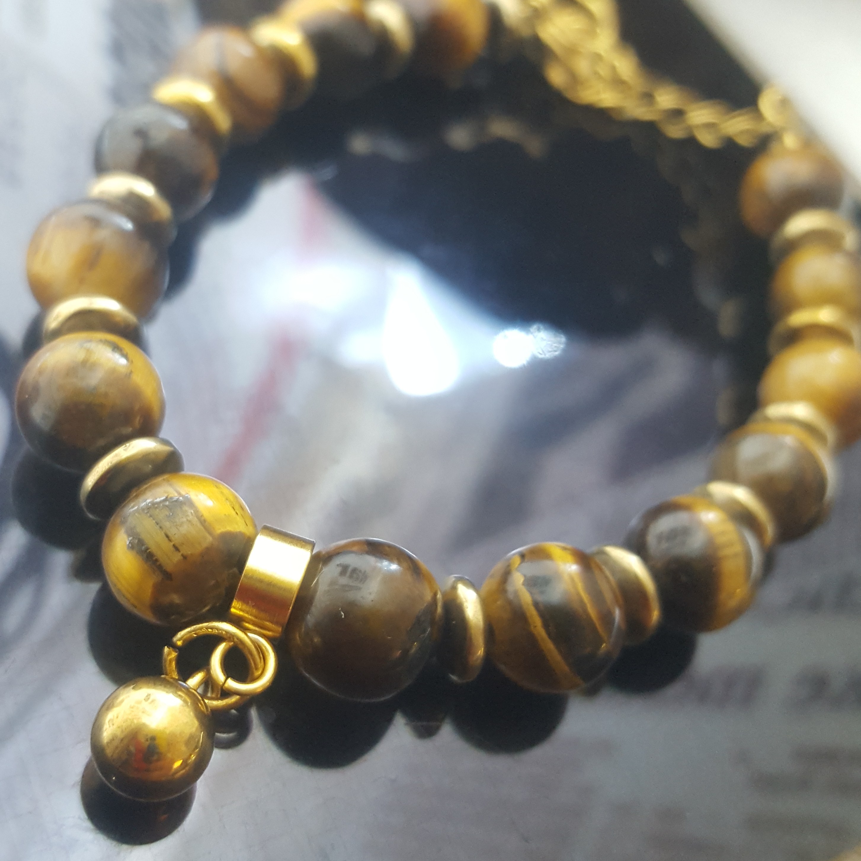 دستبند سنگ چشم ببر گوی همراه با یراق استیل رنگ ثابت کد 548