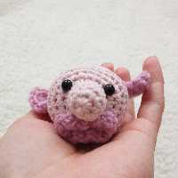 عروسک بافتنی دست باف طرح حباب ماهی blobfish رنگ صورتی سفیرباف