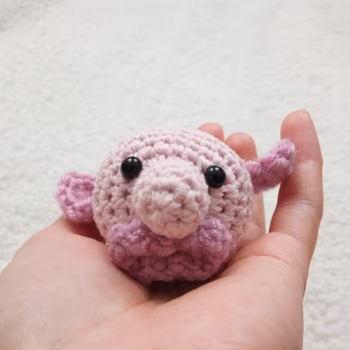 عروسک بافتنی دست باف طرح حباب ماهی blobfish رنگ صورتی سفیرباف