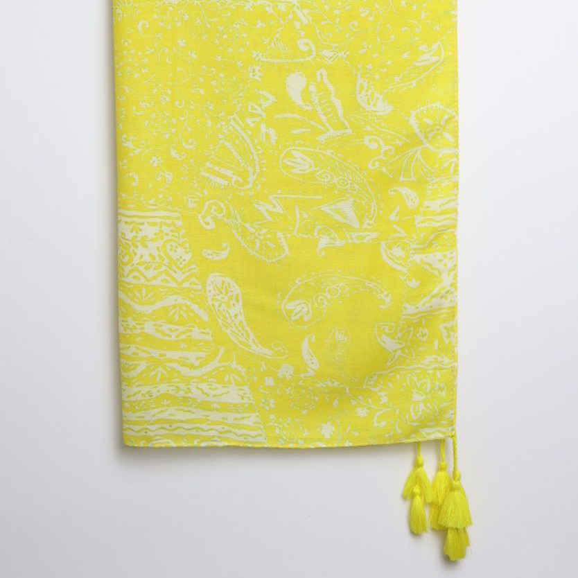 شال نخی منگوله دار زرد طرح سنتی