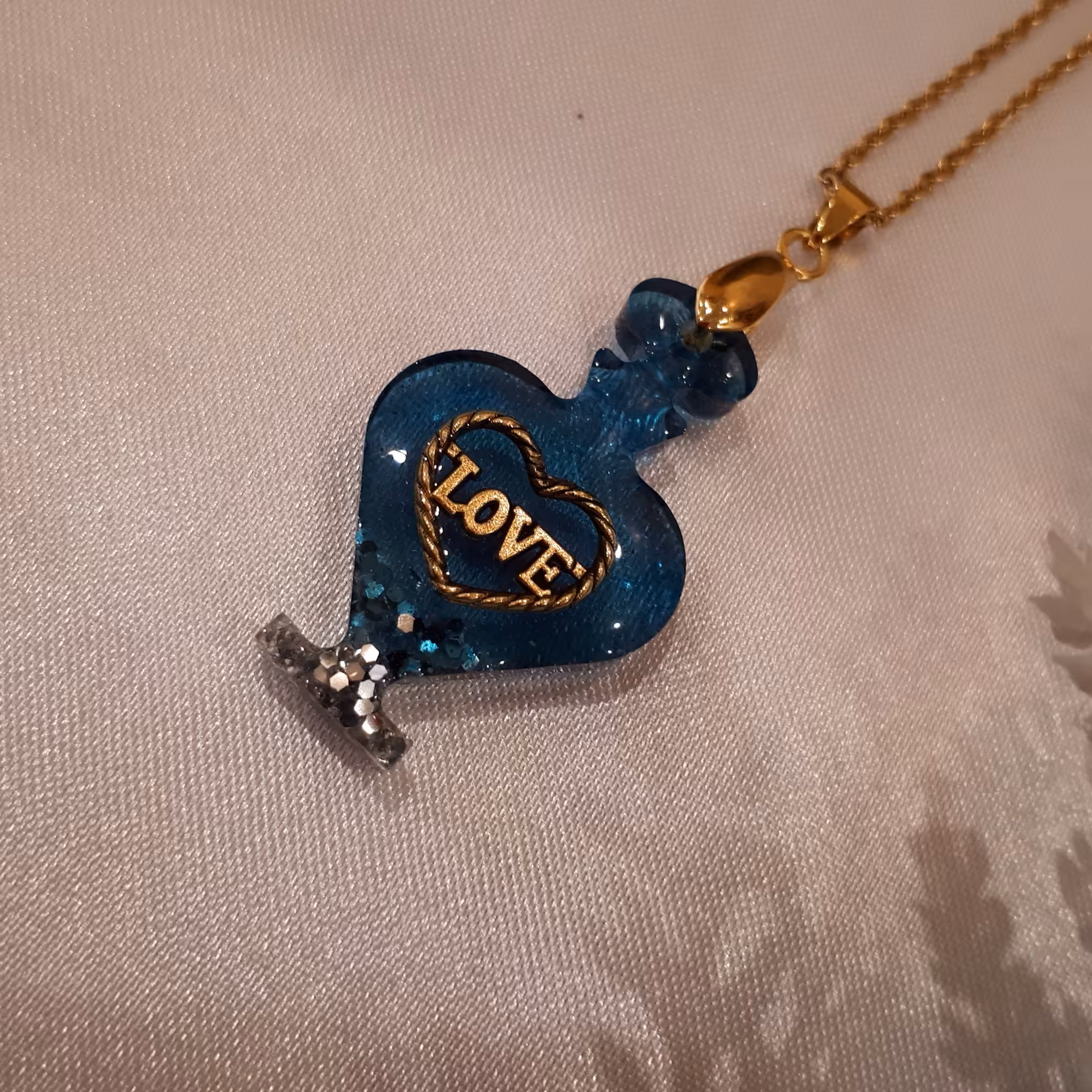 گردنبند یا آویز ماشین رزینی با زنجیر استیل رنگ ثابت 