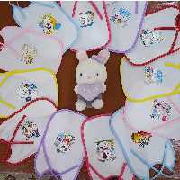 پیشبندهای عروسکی قواره دار
جنس روی کار مخمل پشت کار مشما
سایز بزرگ مناسب نوزادی تا 2 سال 