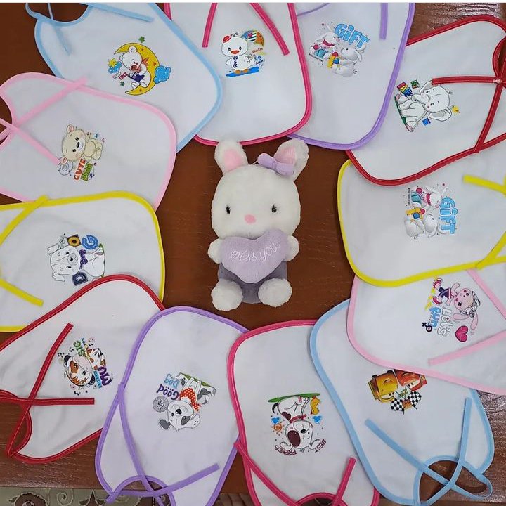 پیشبندهای عروسکی قواره دار
جنس روی کار مخمل پشت کار مشما
سایز بزرگ مناسب نوزادی تا 2 سال 