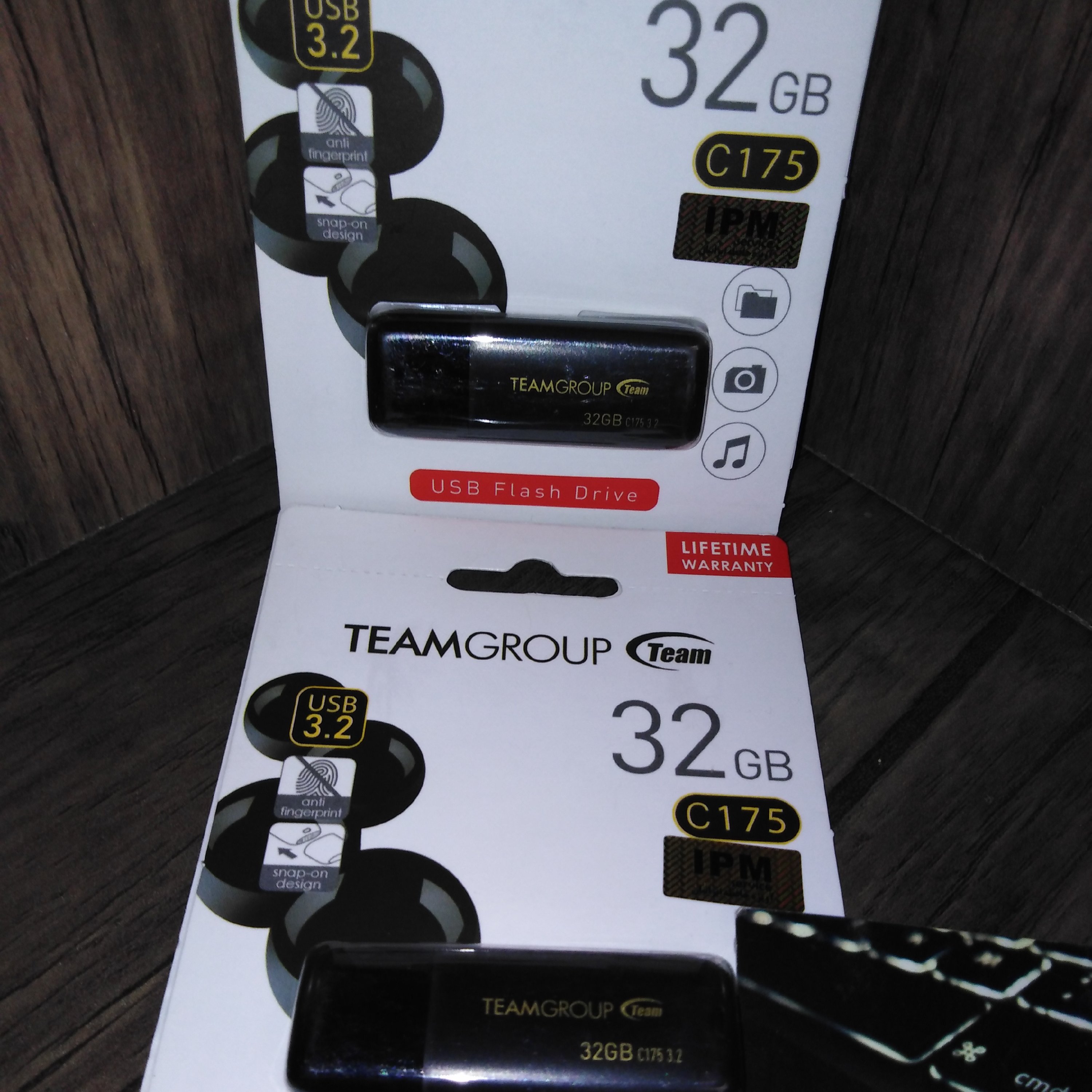 فلش 32گیگ Team Group USB3.2 رنگبندی مشکی گارانتی مادام