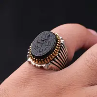 انگشتر عقیق مشکی رکاب تاج برنجی نقش یازینب اصل ( انگشتر مردانه )